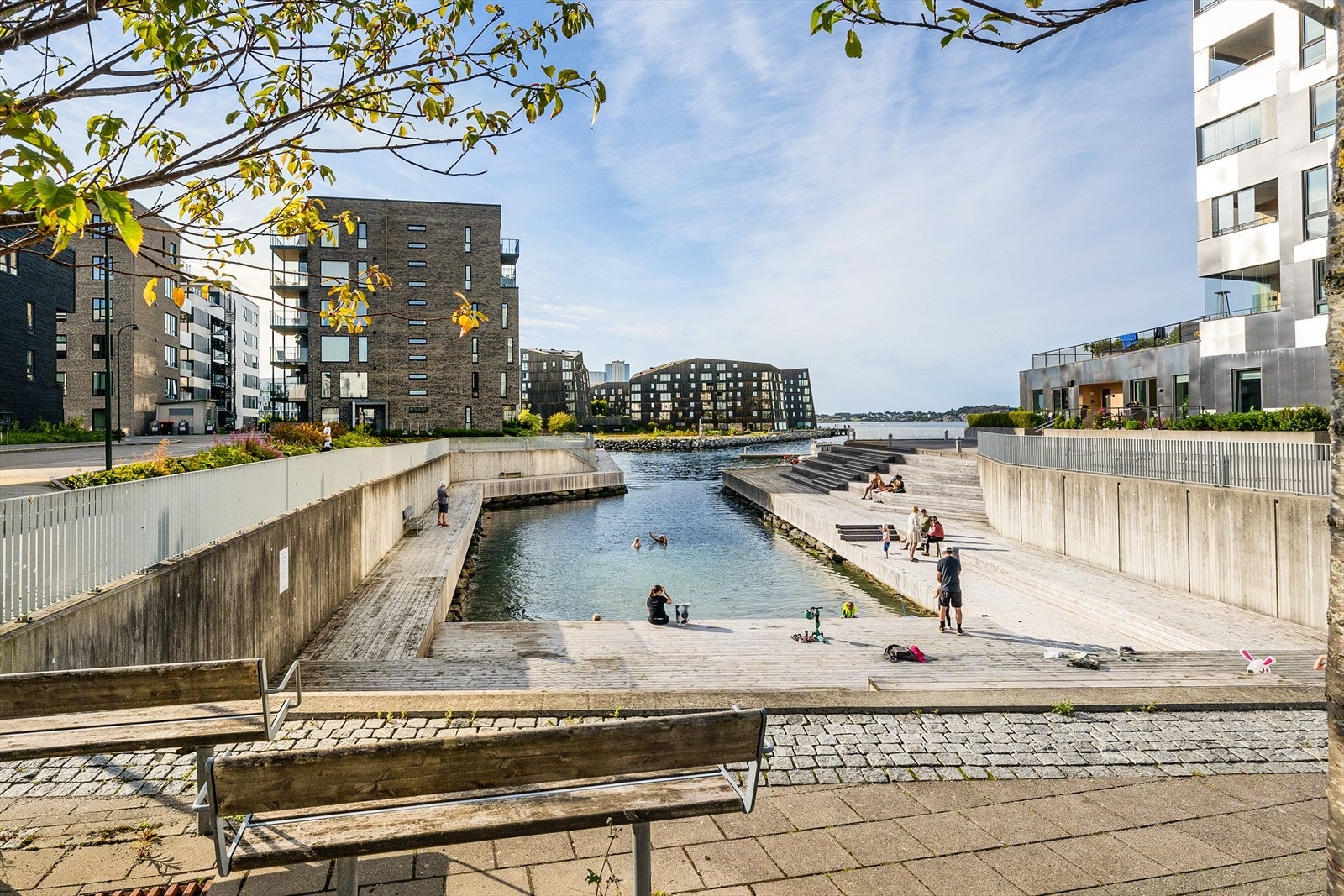 Badestrand på Lervigbrygga. Galleribilde