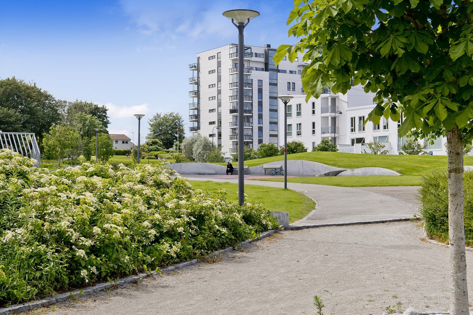 Nærområdet er maritimt og urbant med flere grøntområder i umiddelbar nærhet. Galleribilde