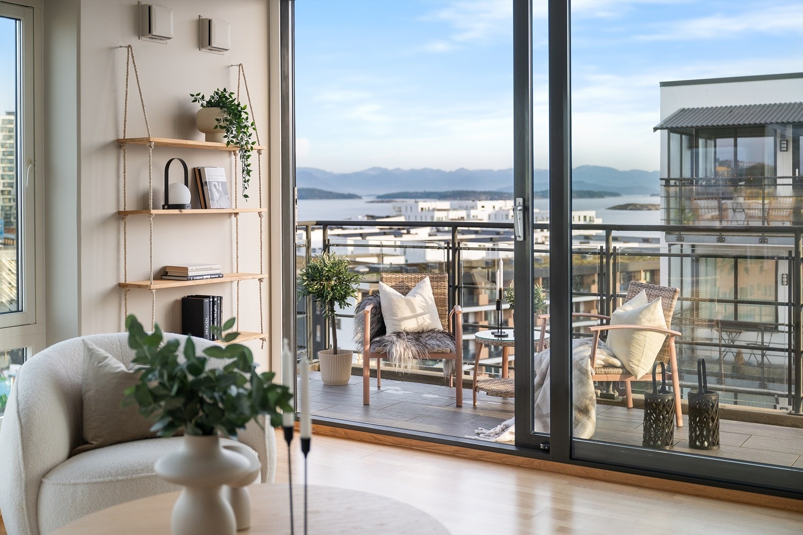 Velkommen til Breivikveien 19A og denne flotte toppleiligheten. Fra stuen er det utgang til herlig balkong på ca. 8 m². Galleribilde