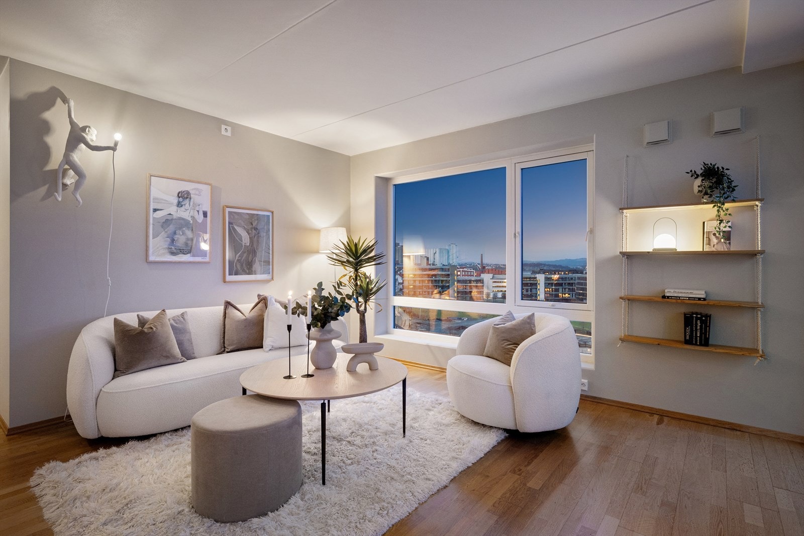 Velkommen til Breikvikveien 19A, og denne fantastisk beliggende toppleiligheten! Galleribilde