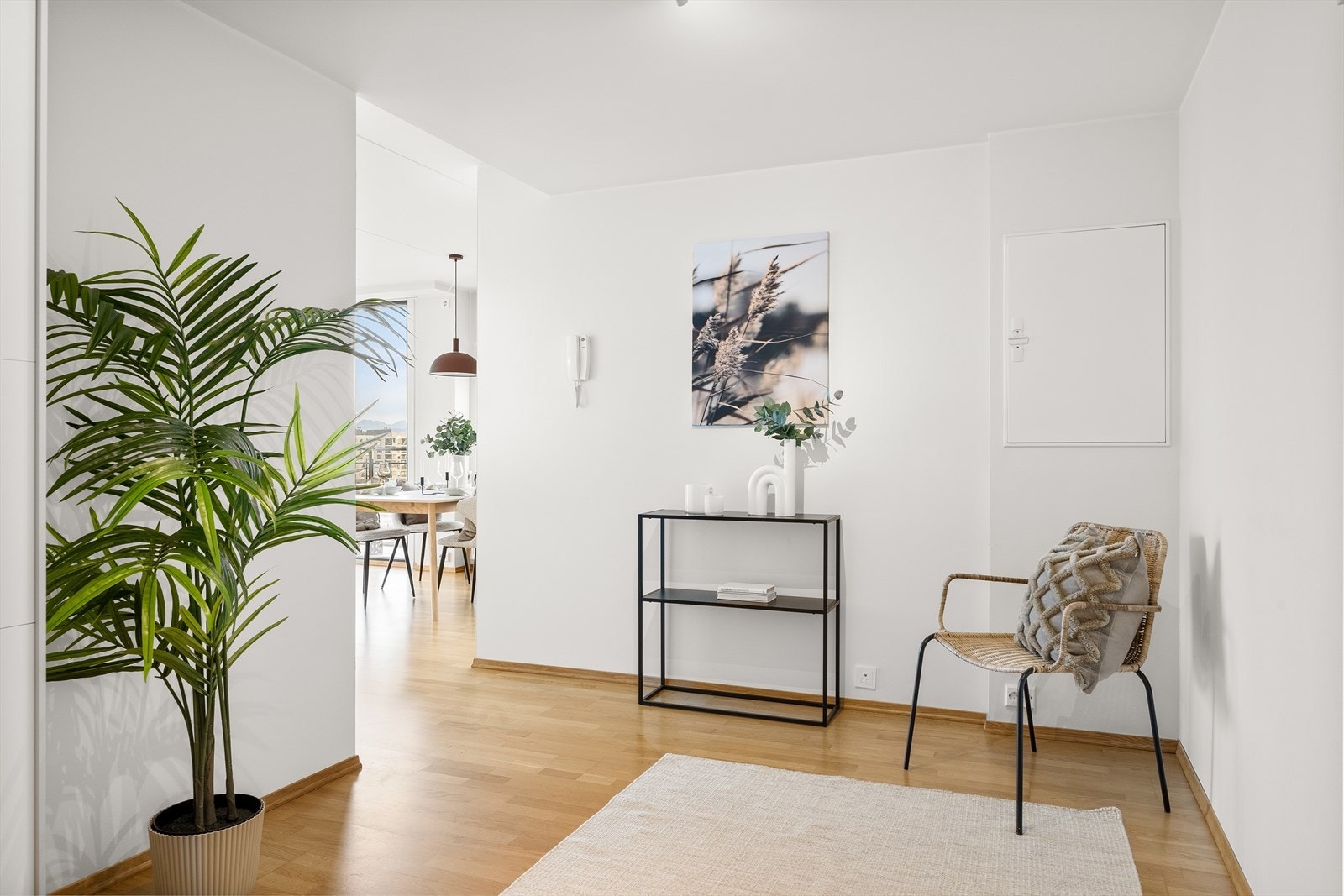 Hyggelig og romslig entré som umiddelbart gir et godt inntrykk av leiligheten og dens kvaliteter. Galleribilde