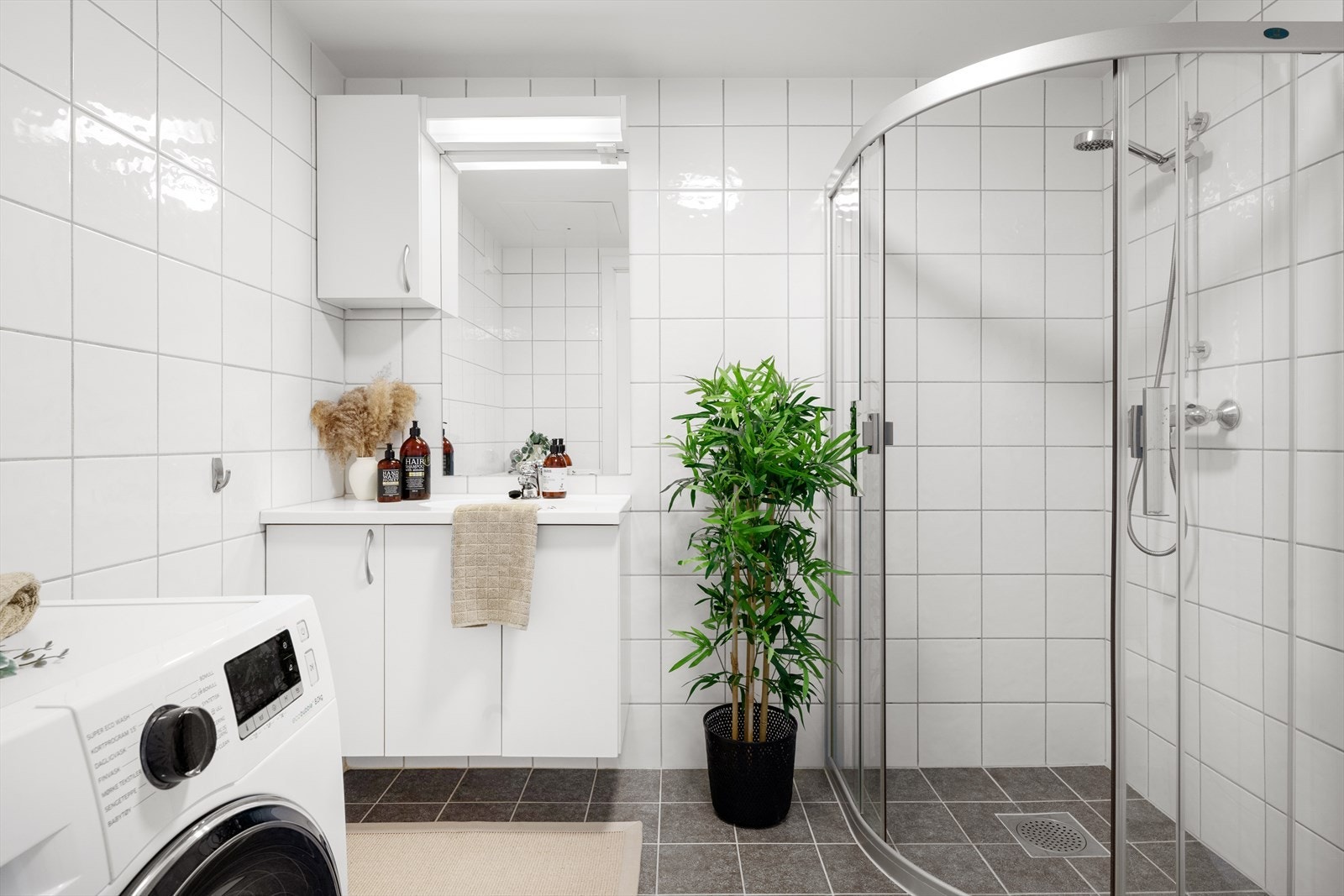 Helfliset bad med gulvvarme. Galleribilde