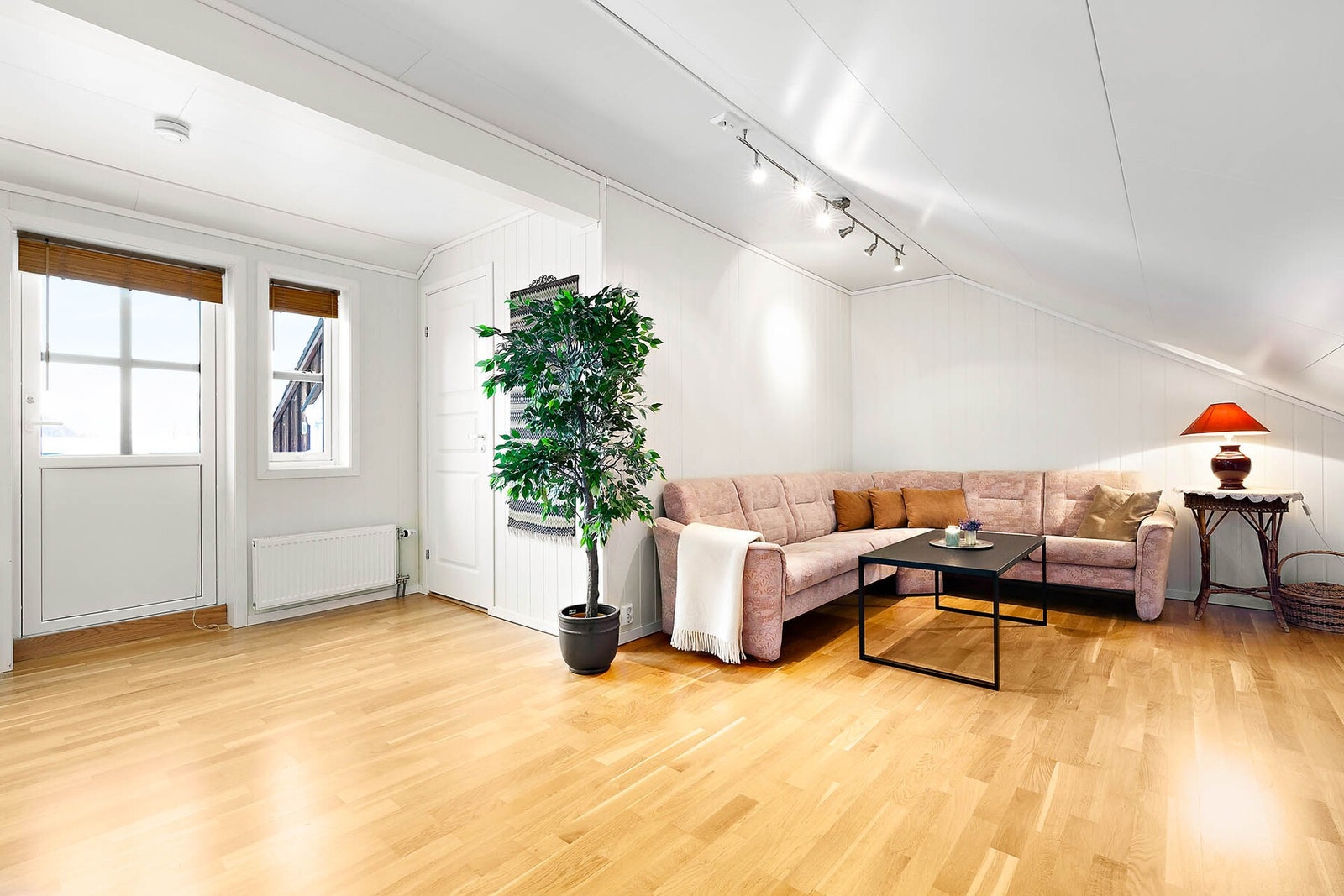 Loftstue med utgang til balkong/takterrasse Galleribilde