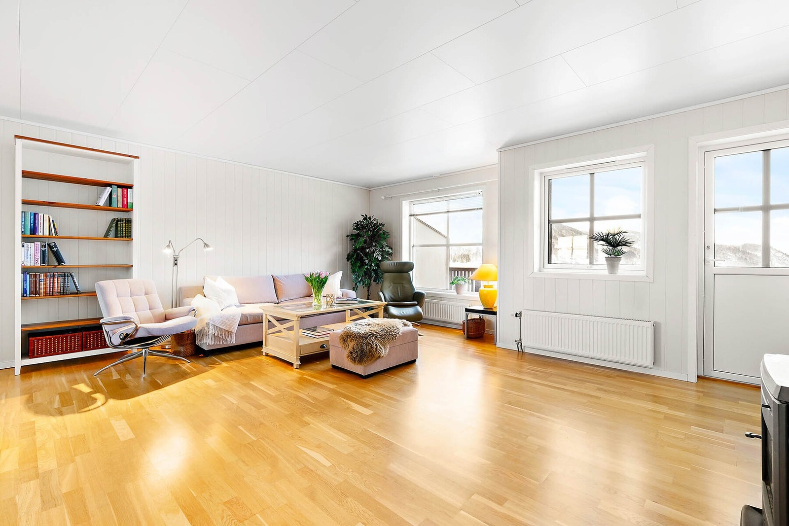 Lys og luftig stue med utgang til balkong Galleribilde