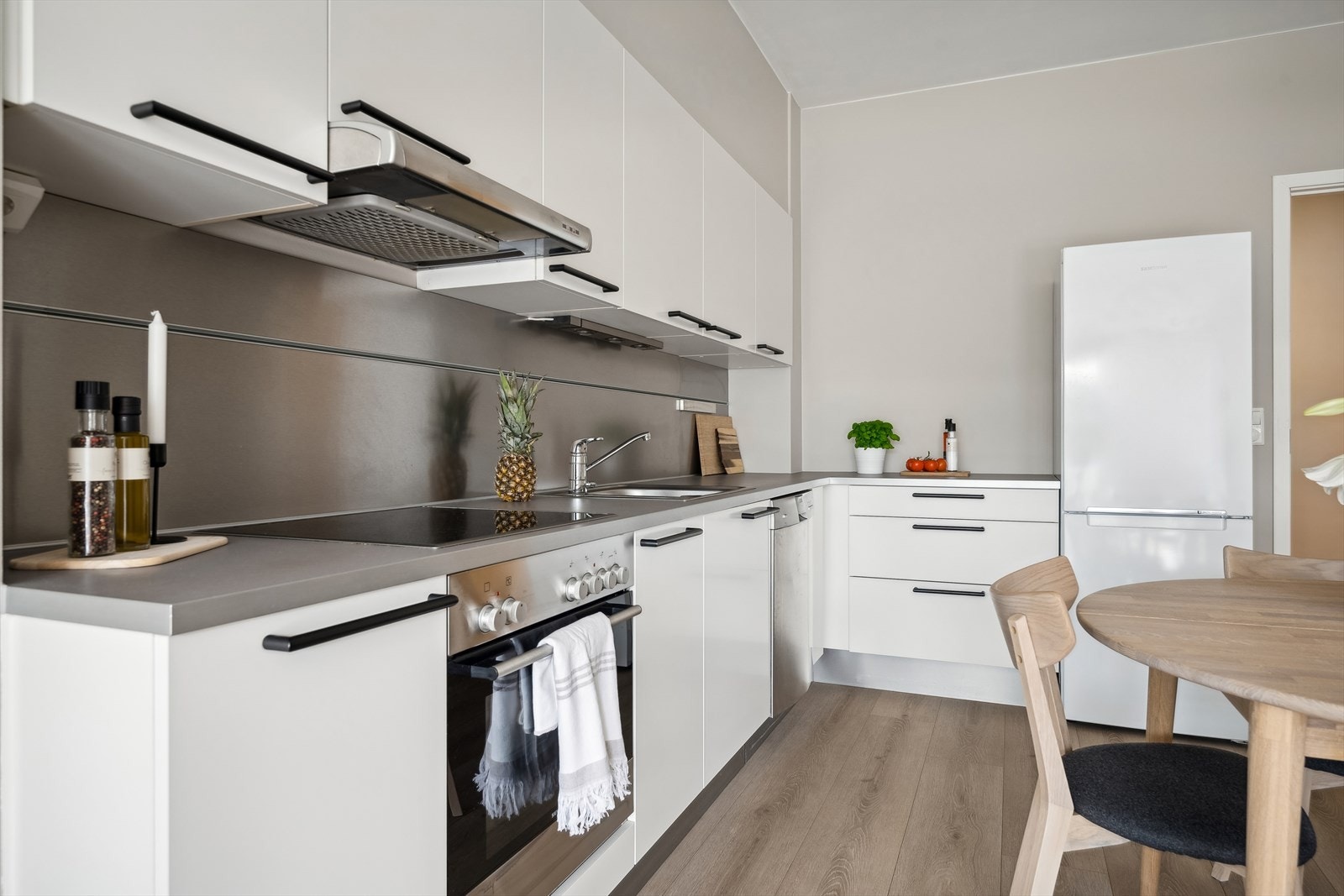 Det er integrerte hvitevarer som koketopp og stekeovn, og frittstående hvitevarer som oppvaskmaskin og kjøl-/fryseskap Galleribilde