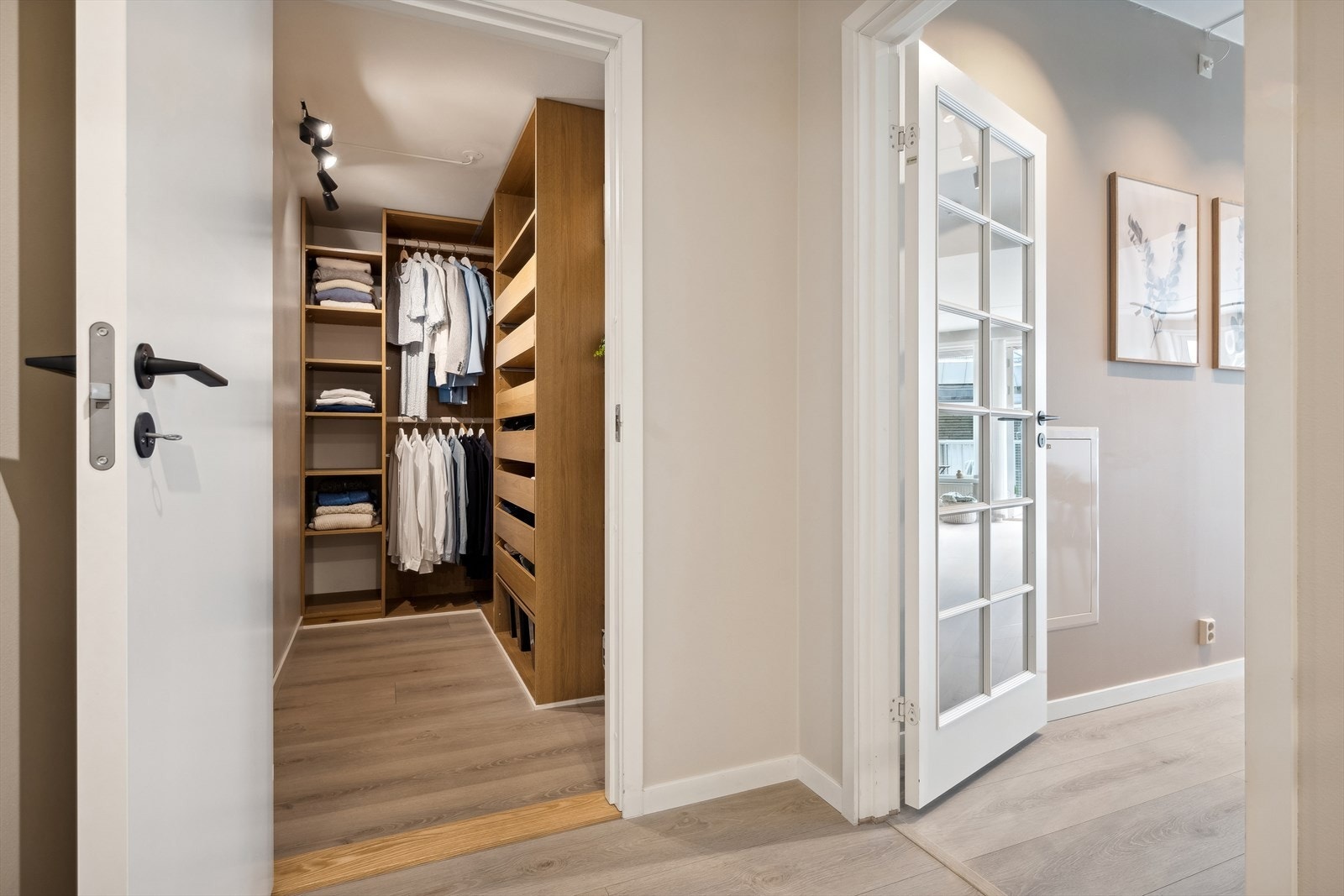 Entréen har svært god lagringsplass i innvendig bod/walk-in-closet Galleribilde