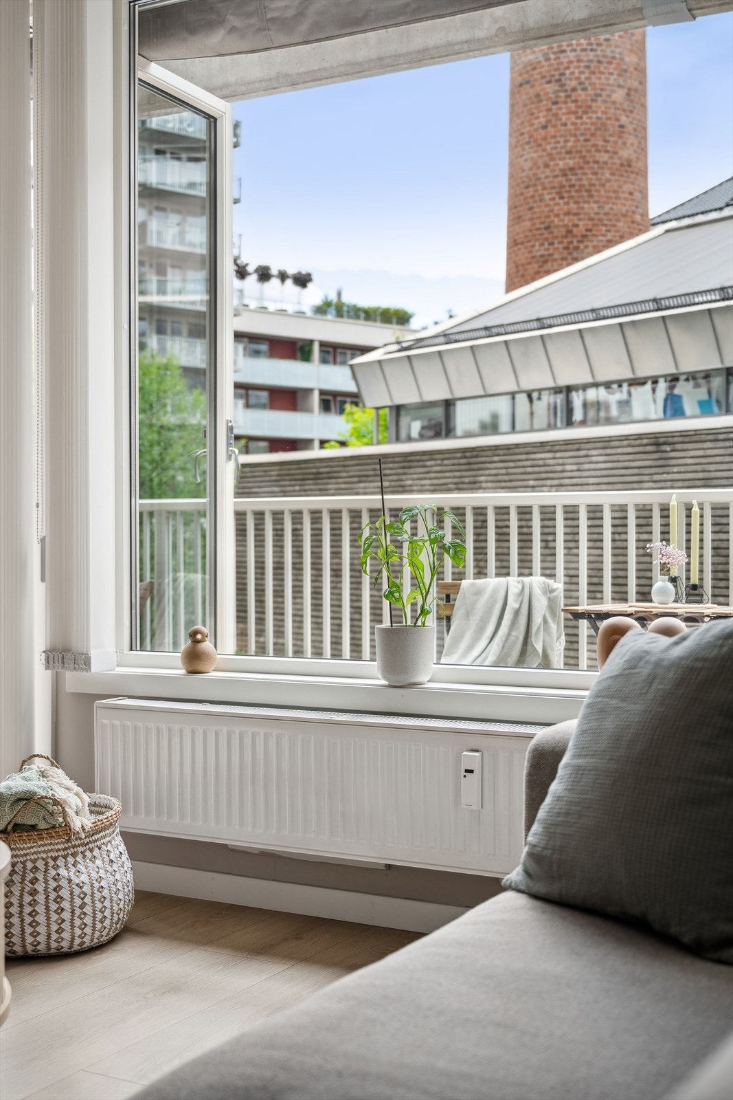 Store vindusflater som gir rikelig med naturlig lys inn i leiligheten Galleribilde