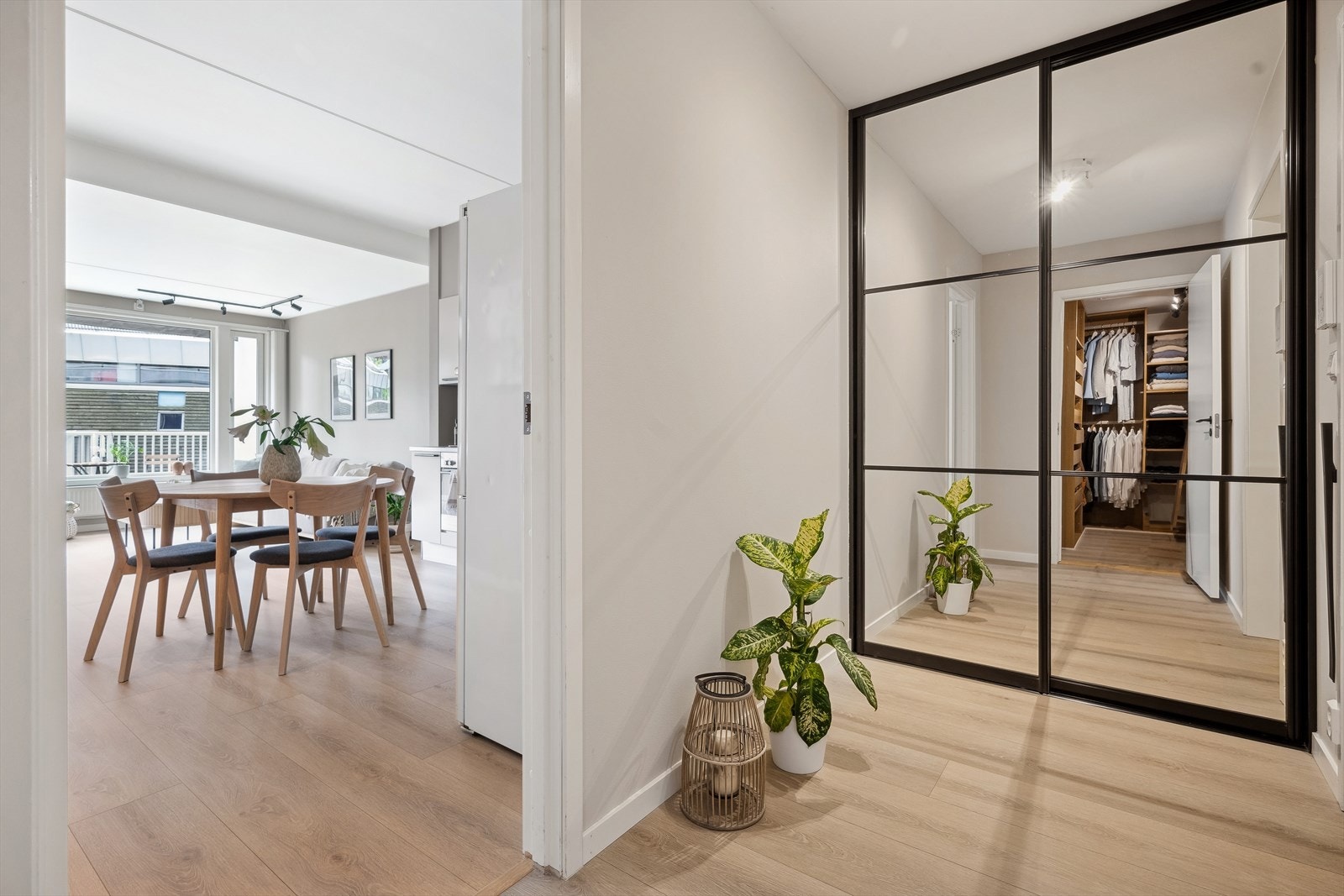 Entréen er fin med et stort garderobeskap til å henge fra seg yttertøy og sko Galleribilde