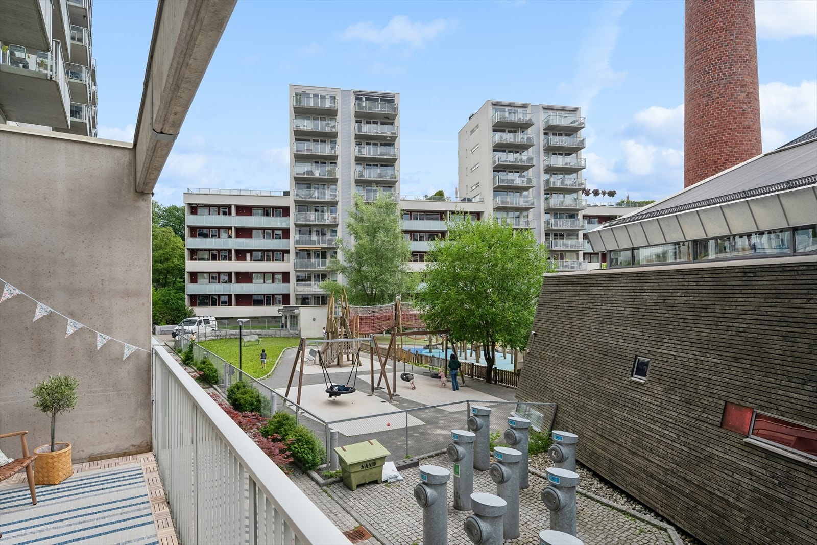 Hyggelig utsyn mot bakgård Galleribilde