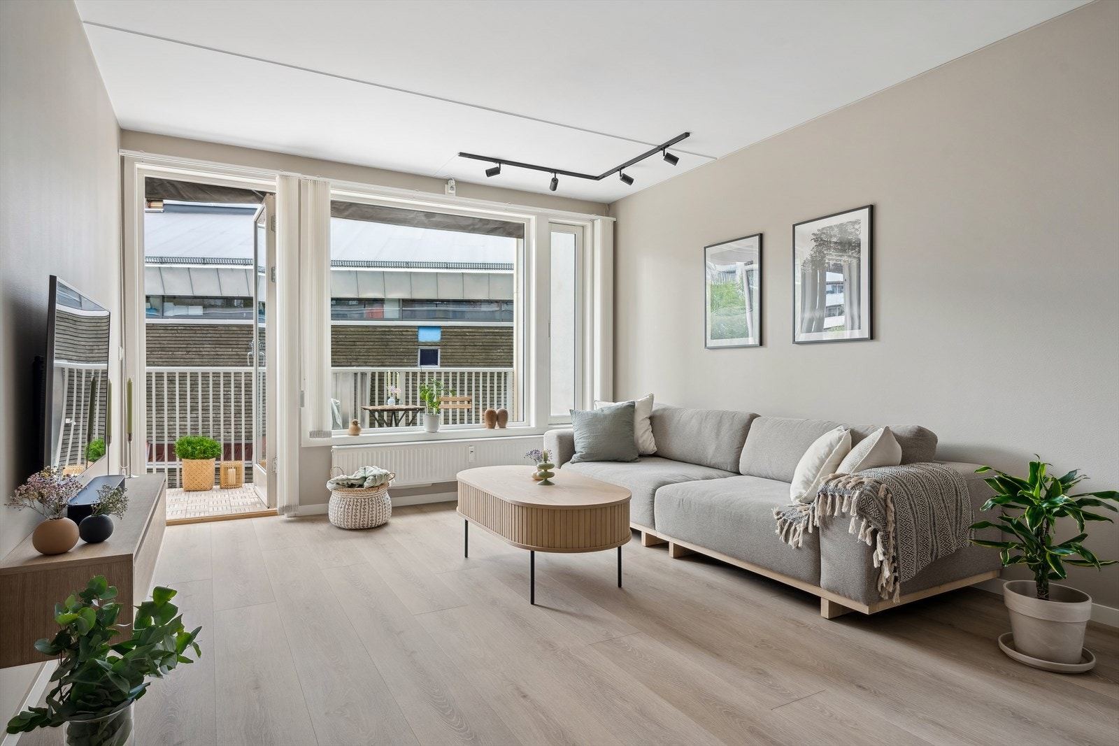 Stuen har naturlig plass til sofa og tv - internett er inkludert i fellesutg. Galleribilde