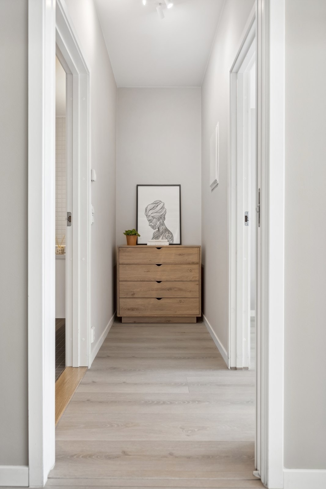 Mellomgang med mulighet for ekstra lagring, kontorplass, eller garderobeskap Galleribilde