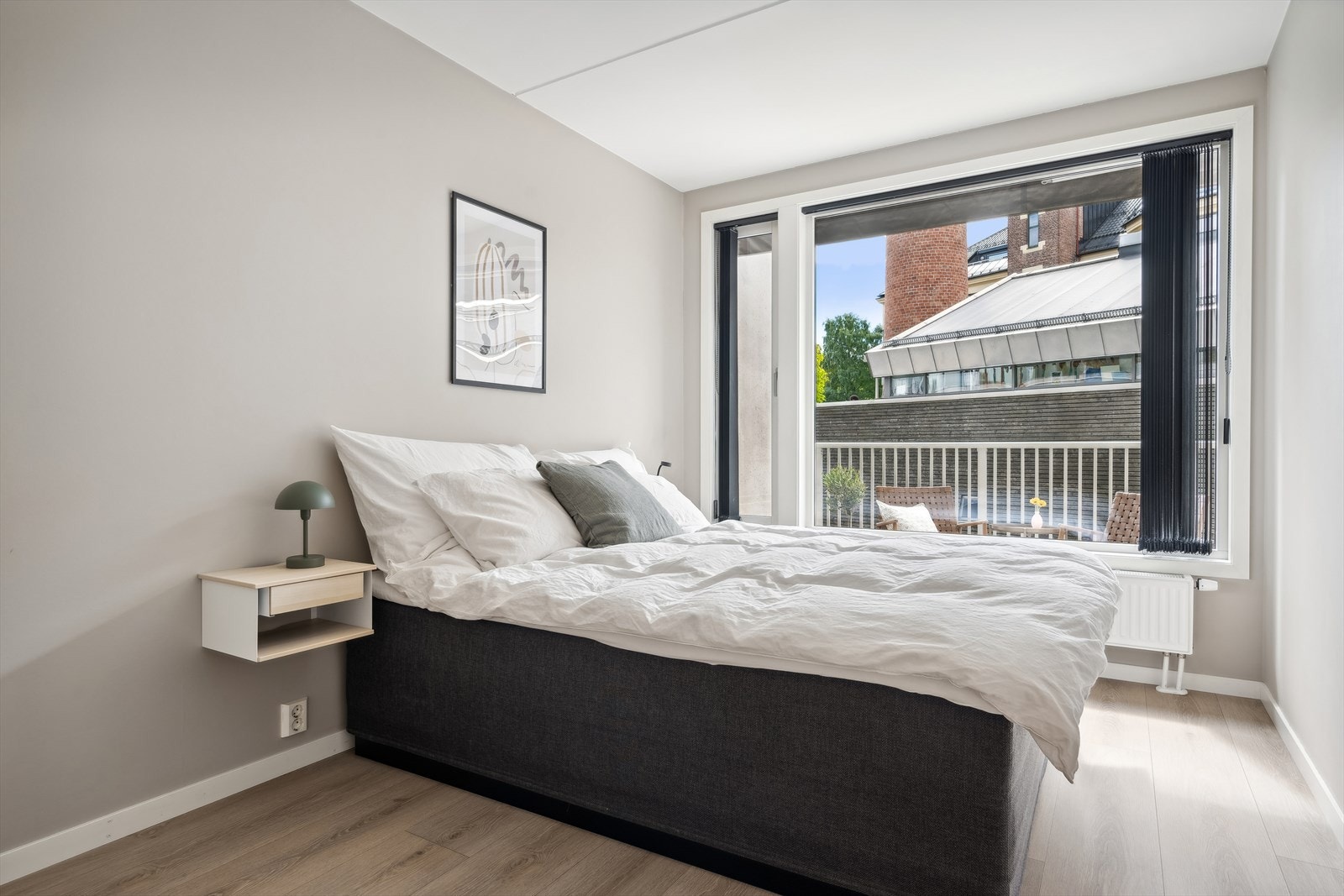 Soverommet vender mot bakgård, med hyggelig utsyn mot balkongen Galleribilde