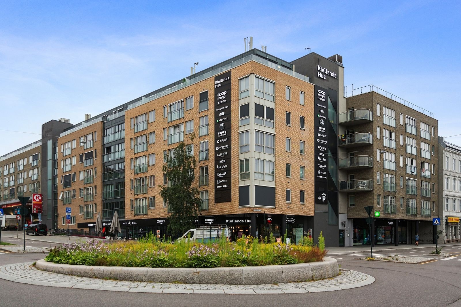 Nabolaget: Kiellands Hus med en stor Coop Mega, vinmonopol, Apotek og mange flere butikker Galleribilde