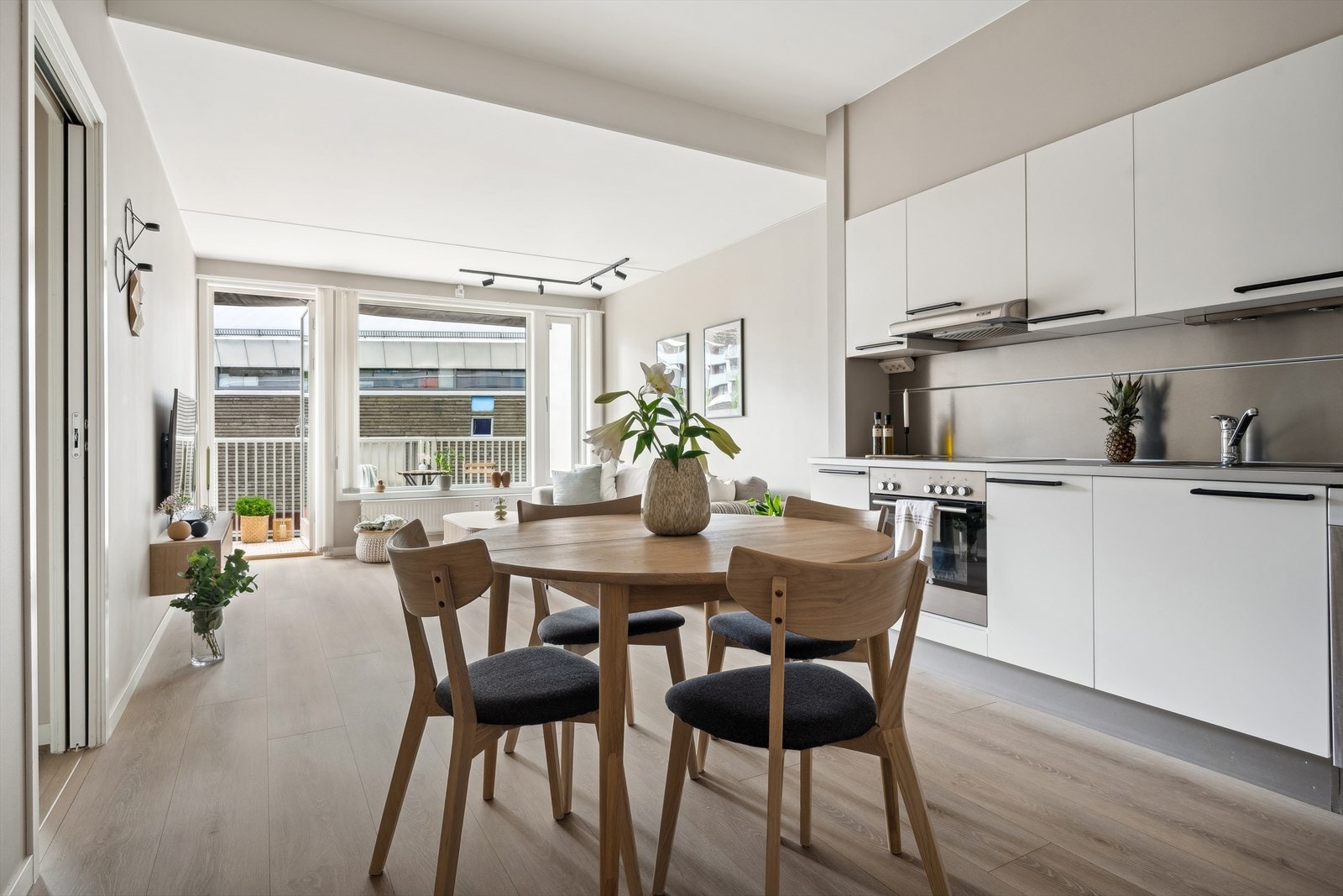 Her får du en svært innbydende åpen kjøkken-/stueløsning Galleribilde