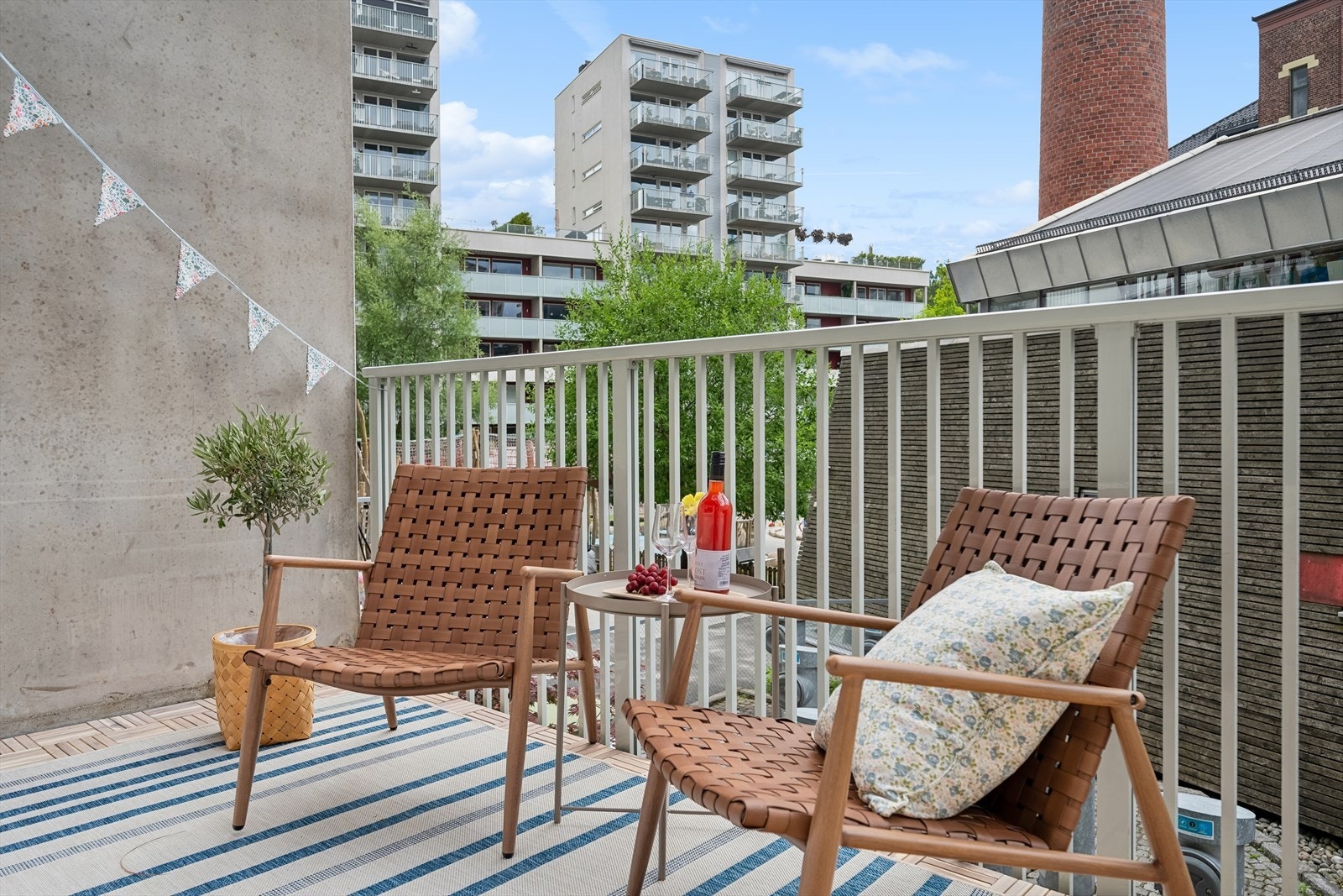 Balkongen er sørvendt og er på ca. 12 m² Galleribilde