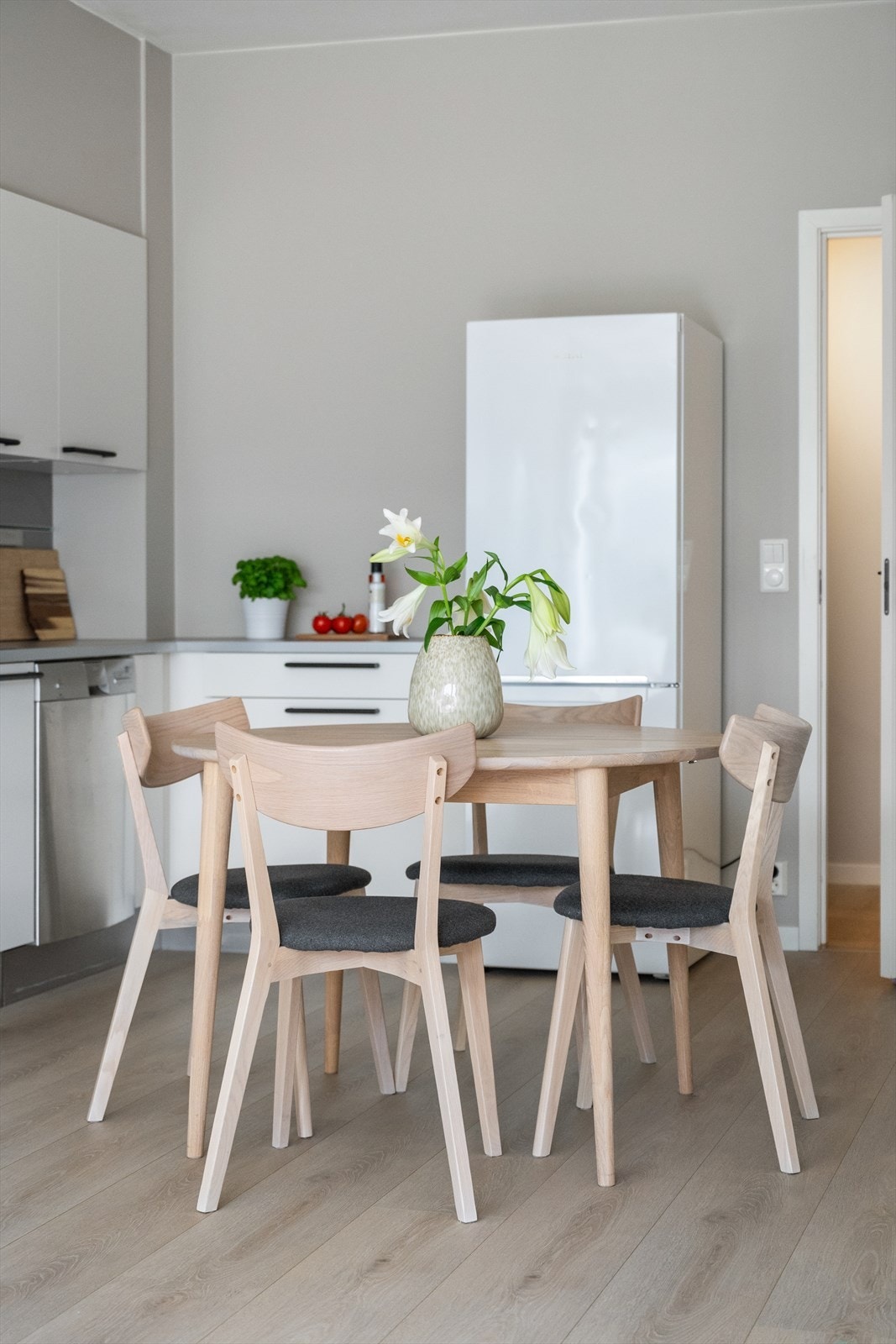 Kjøkkenet har god plass til hyggelig spisebord Galleribilde