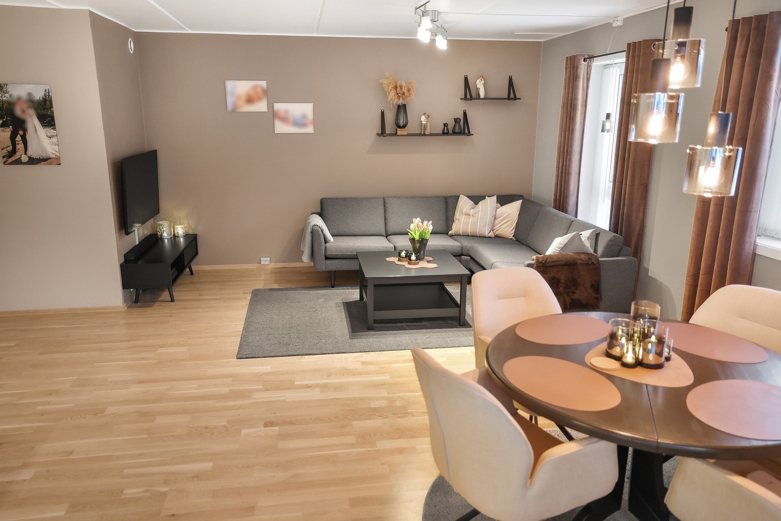 Den åpne løsningen mellom stue og spisestue gjør at de to områdene glir sømløst inn i hverandre, med nok plass til både avslapning og måltider. Galleribilde