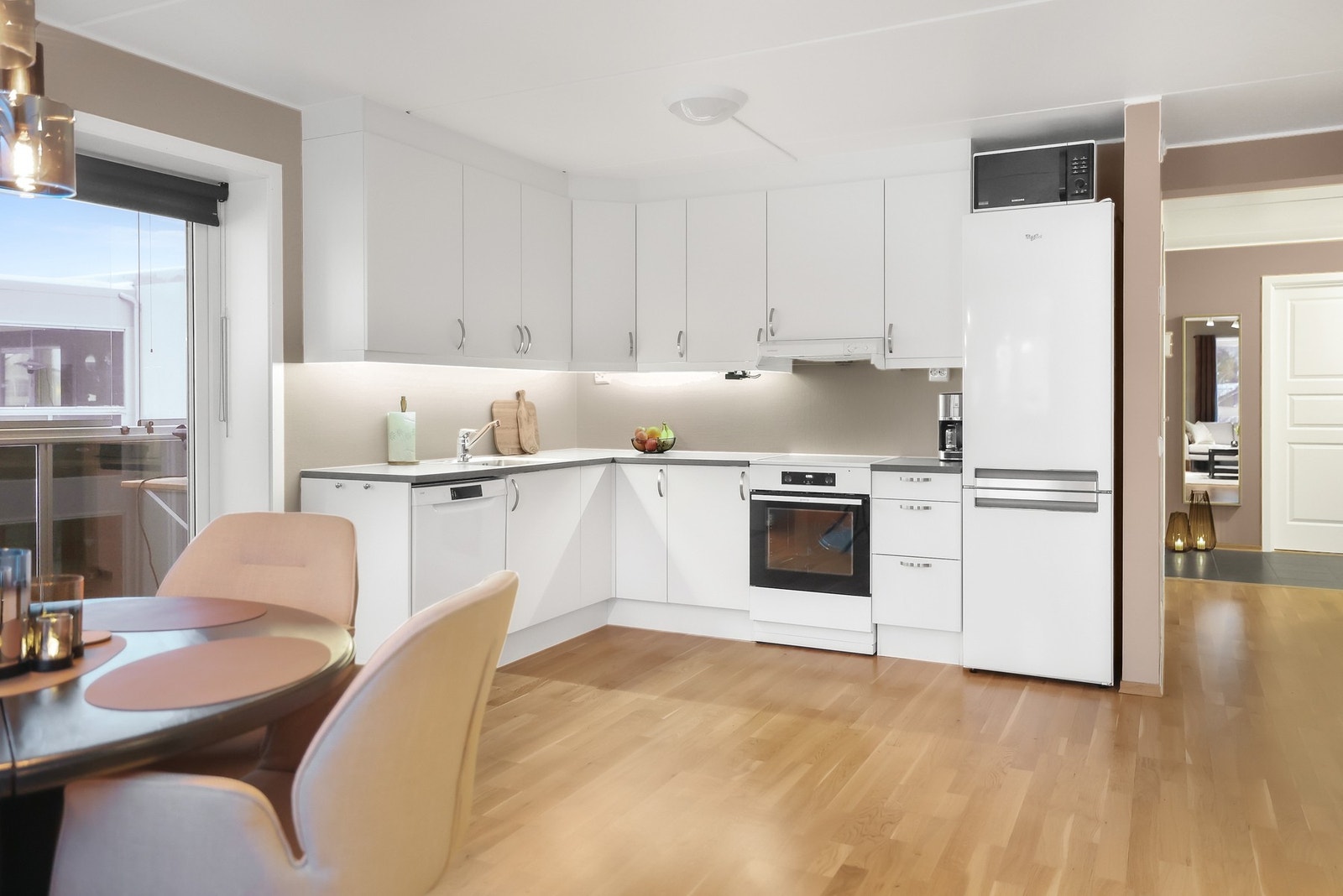 Det er åpen kjøkkenløsning med glatte fronter og benkeplate av laminat. Galleribilde