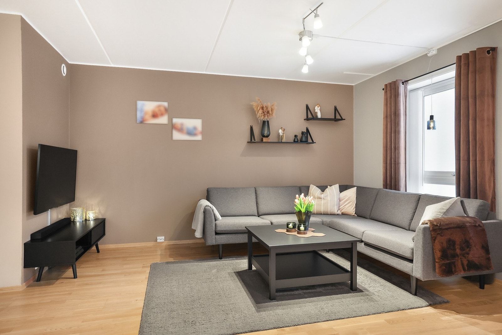 Det er plass til sofagruppe med tilhørende møblement. Galleribilde