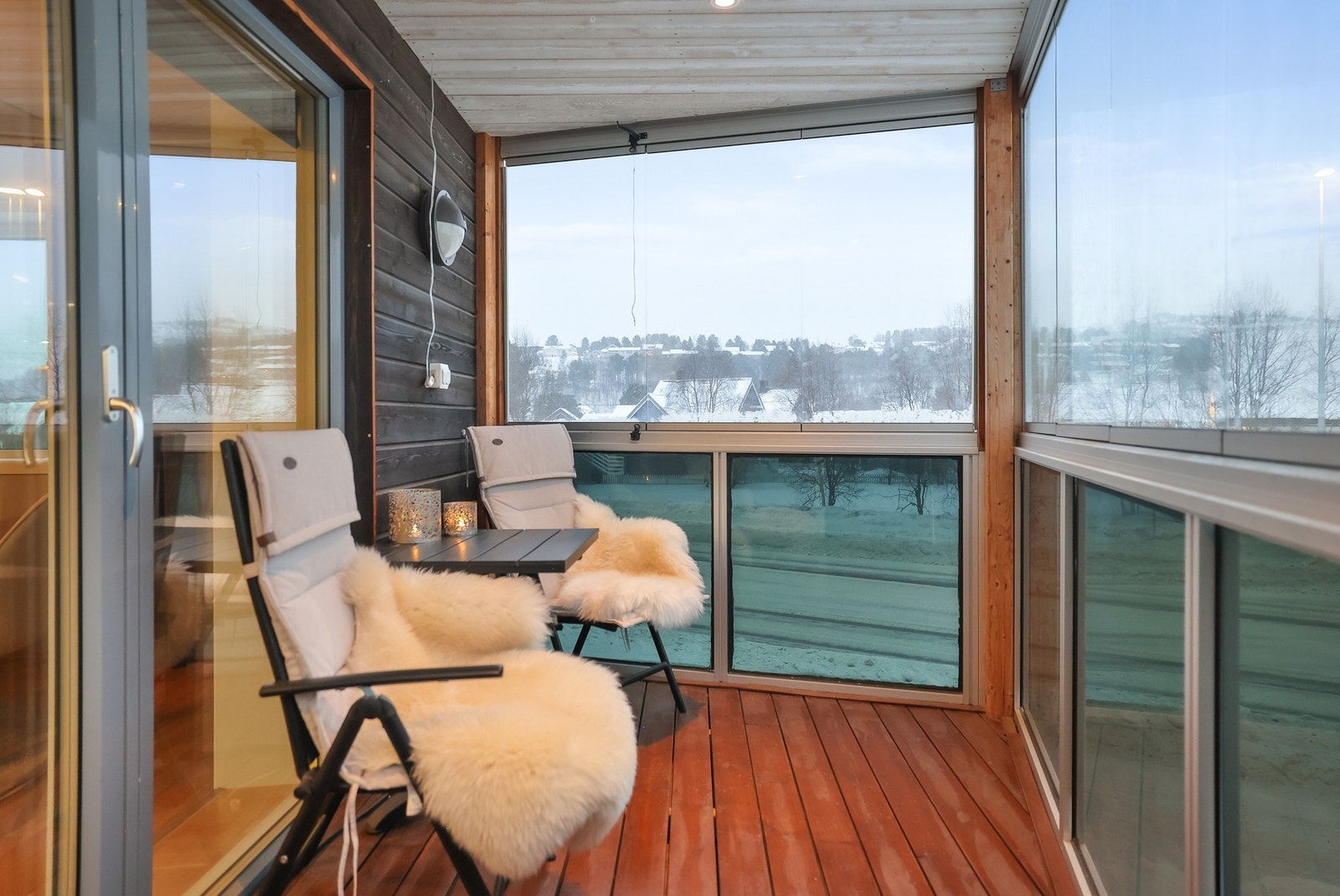 På balkongen er det plass til diverse utemøblement. Galleribilde