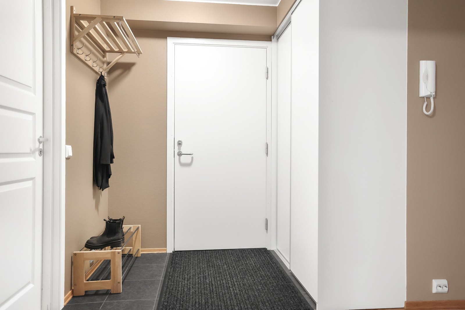 Vel inne blir du møtt av en lun entre´, med gode oppbevaringsmuligheter i skyvedørsgarderobe. Galleribilde