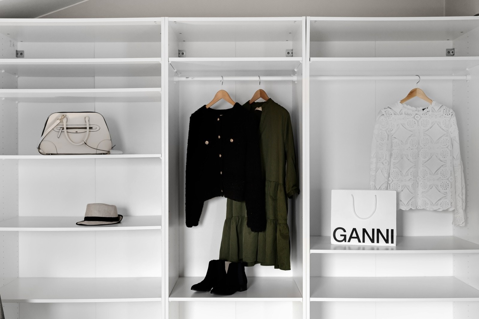 Stor garderobe som medfølger Galleribilde
