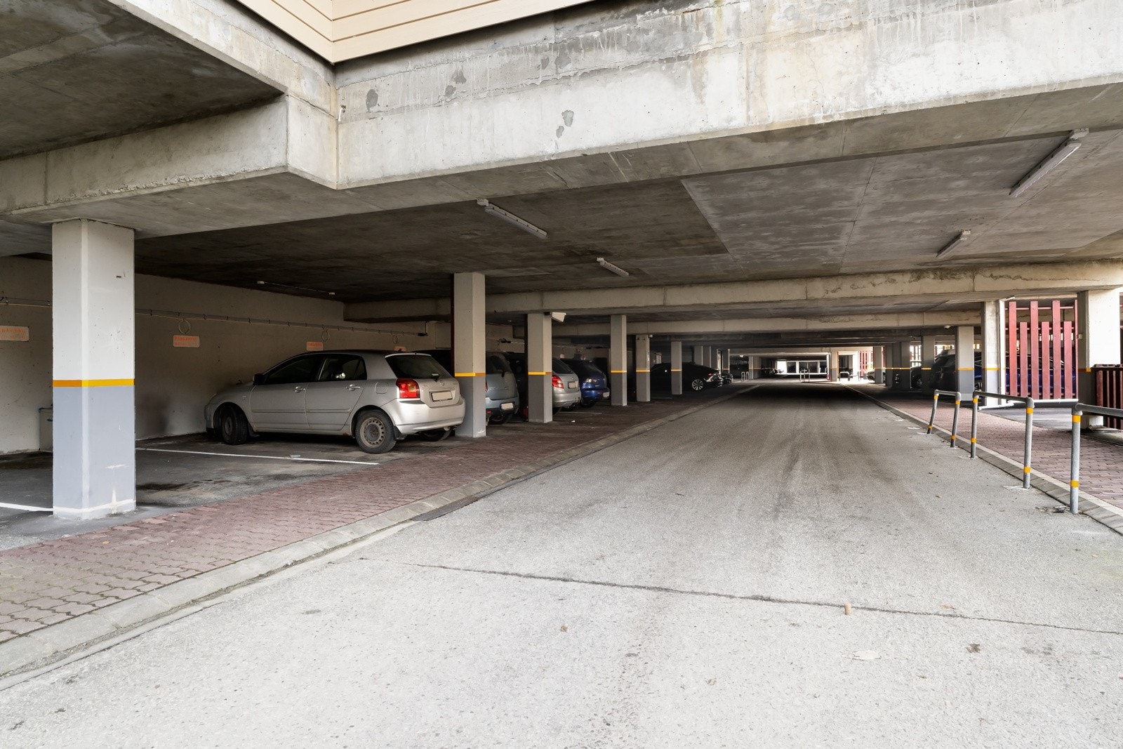 Fast parkering Galleribilde