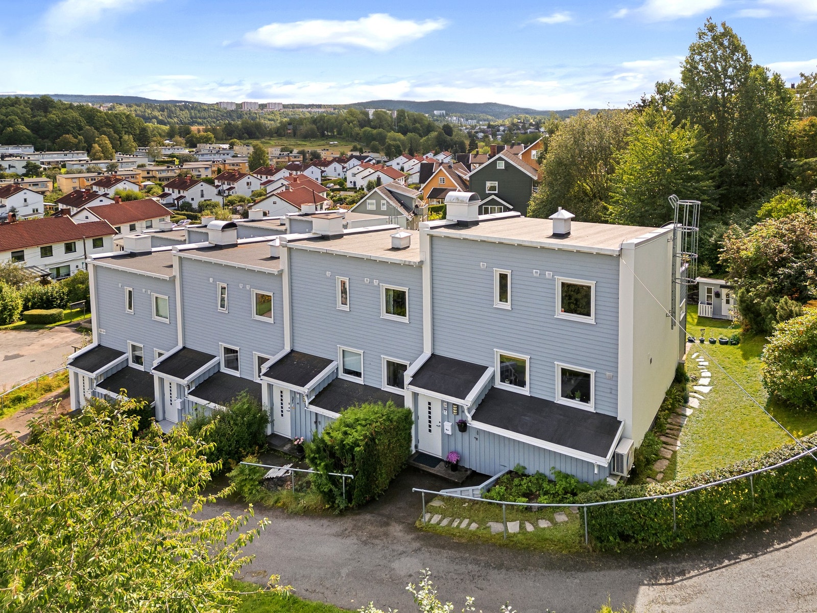 Beliggenhet på enden av rekken gjør at hagen strekker seg rundt til fremsiden av boligen. Rekkehuset går over to hovedplan + kjelleretasje. Galleribilde