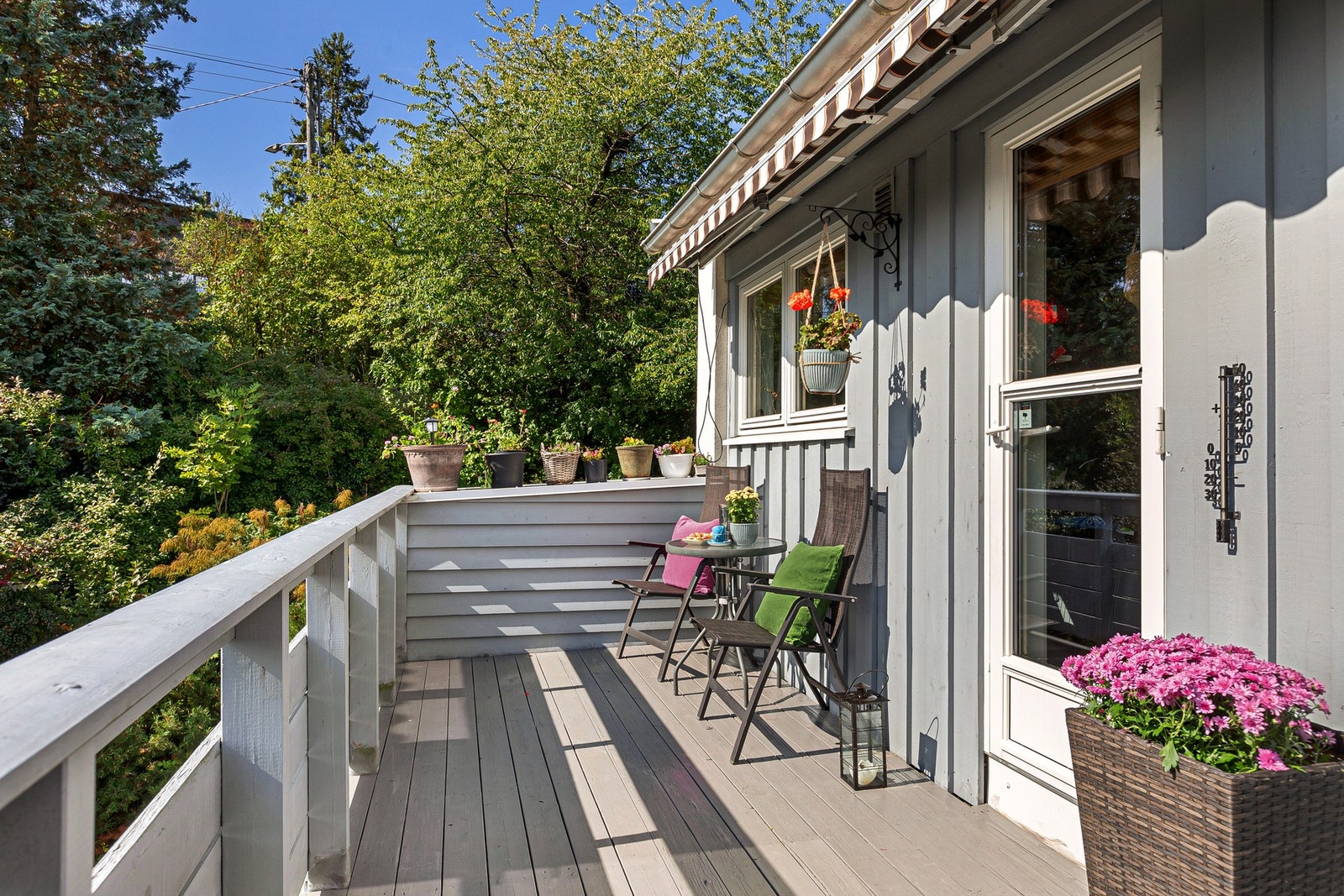 En deilig veranda hvor du kan sitte i fred og nyte i sommerhalvåret. Markise til å skjerme for solen når det er ønskelig. Galleribilde