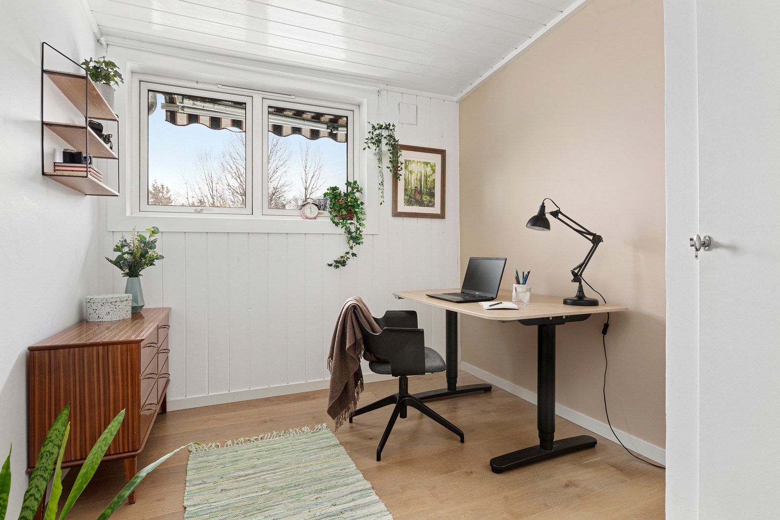Soverom 2 er også vendt mot syd og er et perfekt barnerom eller kontor, alt etter behov. Galleribilde