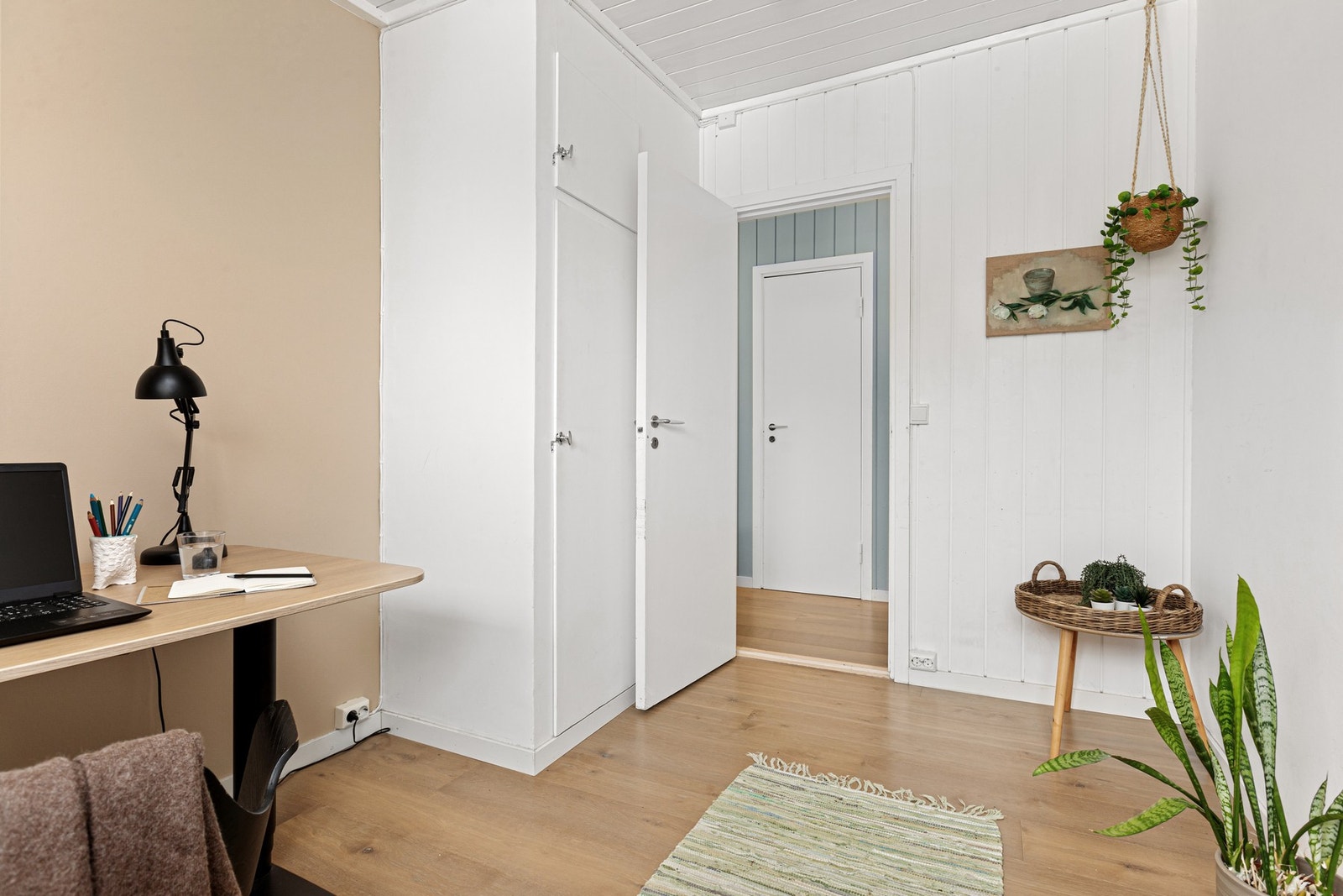 Lagringsmuligheter i plassbygd skap. Soverommet ble malt på nytt i 2024. Galleribilde