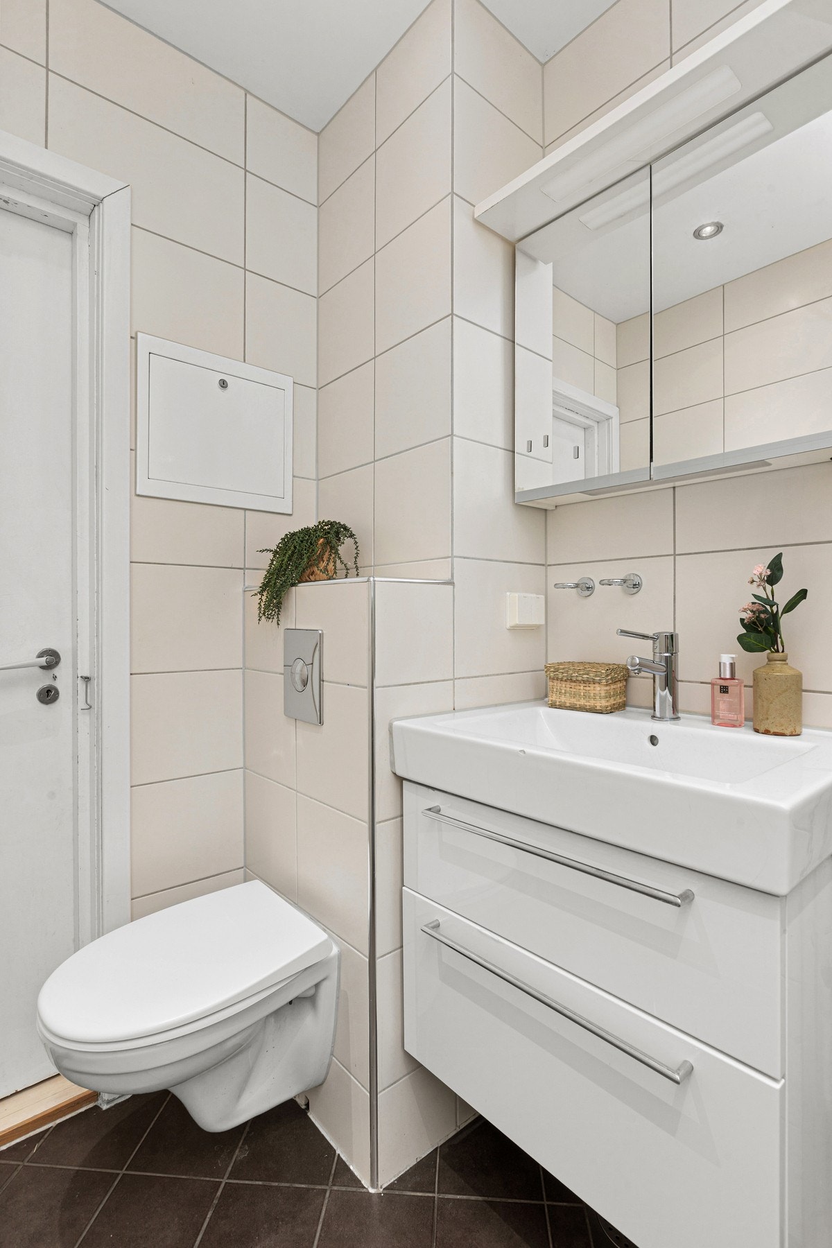 Videre er badet utstyrt med veggmontert klosett. Badet ble rehabilitert i 2009, utført av Bademiljø-Experten AS. Galleribilde