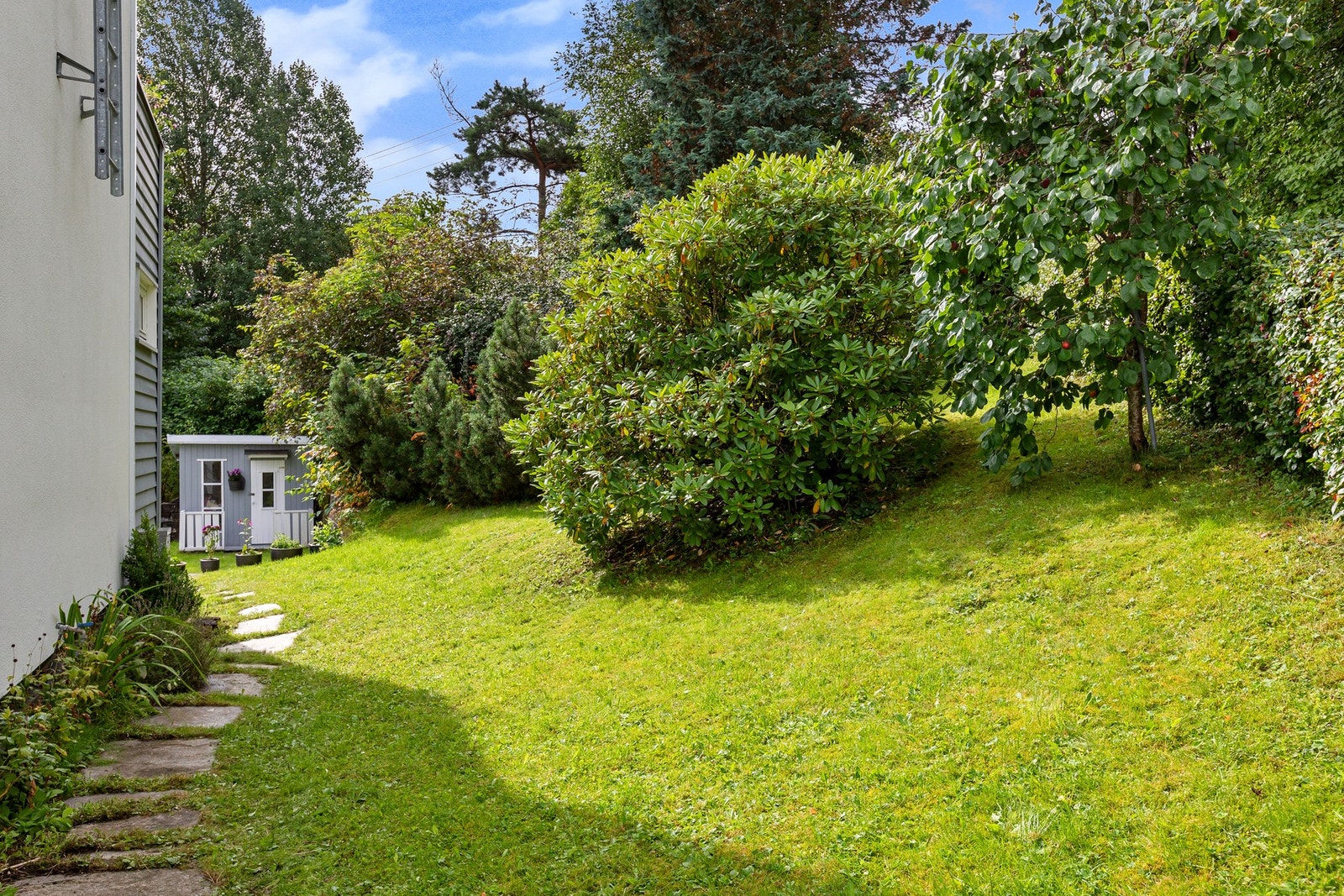 Beliggenhet på enden gir ekstra hage og boltreplass frem til forsiden av rekkehuset. Rikelig med grønne vekster og beplantning. Galleribilde