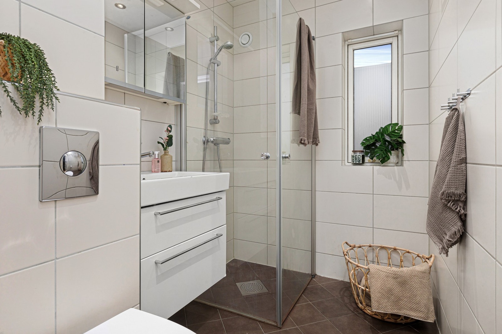 Pent, flislagt bad med varme i gulv og downlights i himling. Servantskap og speilskap gir lagringsmuligheter for toalettartikler, mm. Dusj med innfellbare dusjvegger i glass. Galleribilde