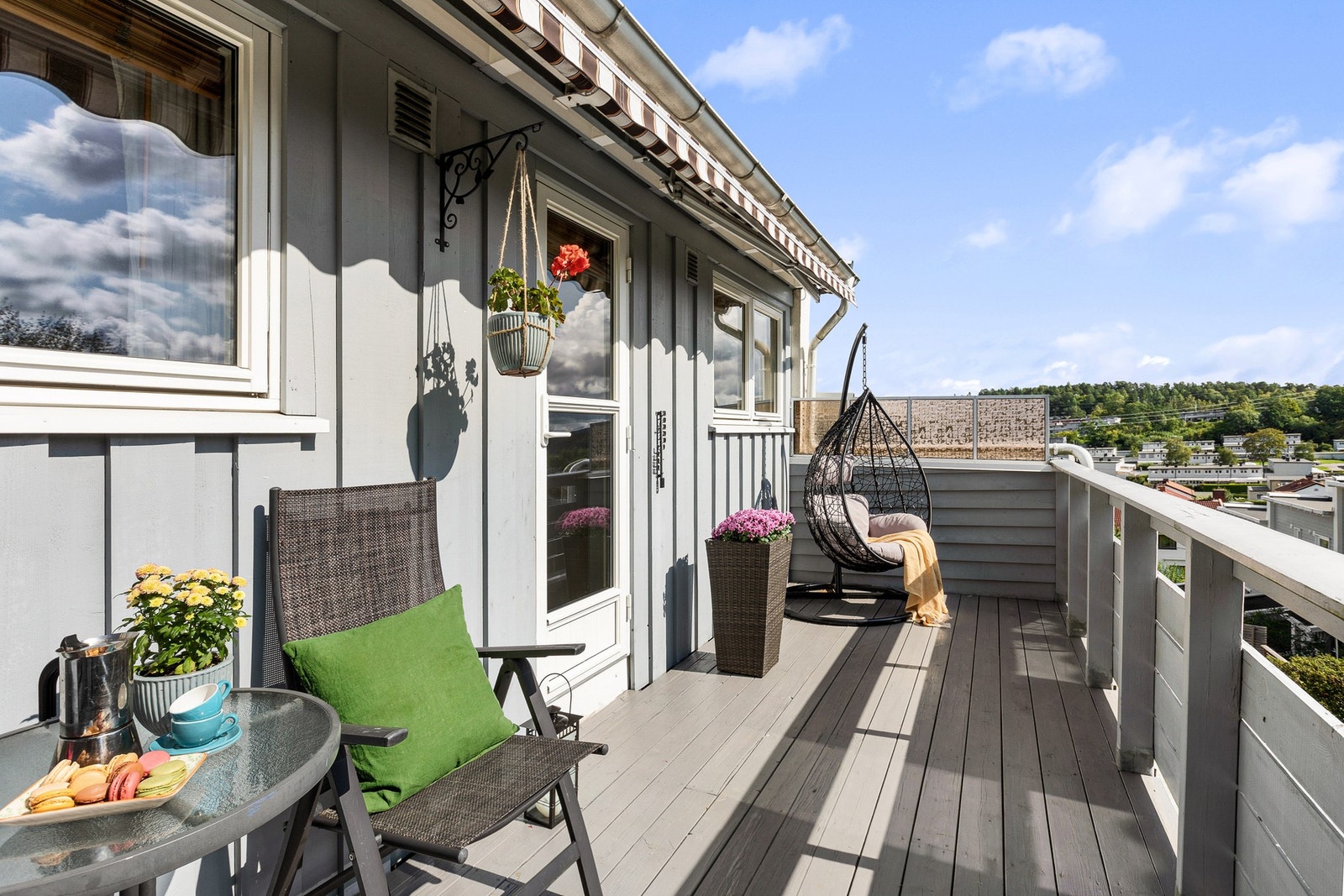 Fra hovedsoverommet har du utgang til sydvendt veranda med gode solforhold. Galleribilde