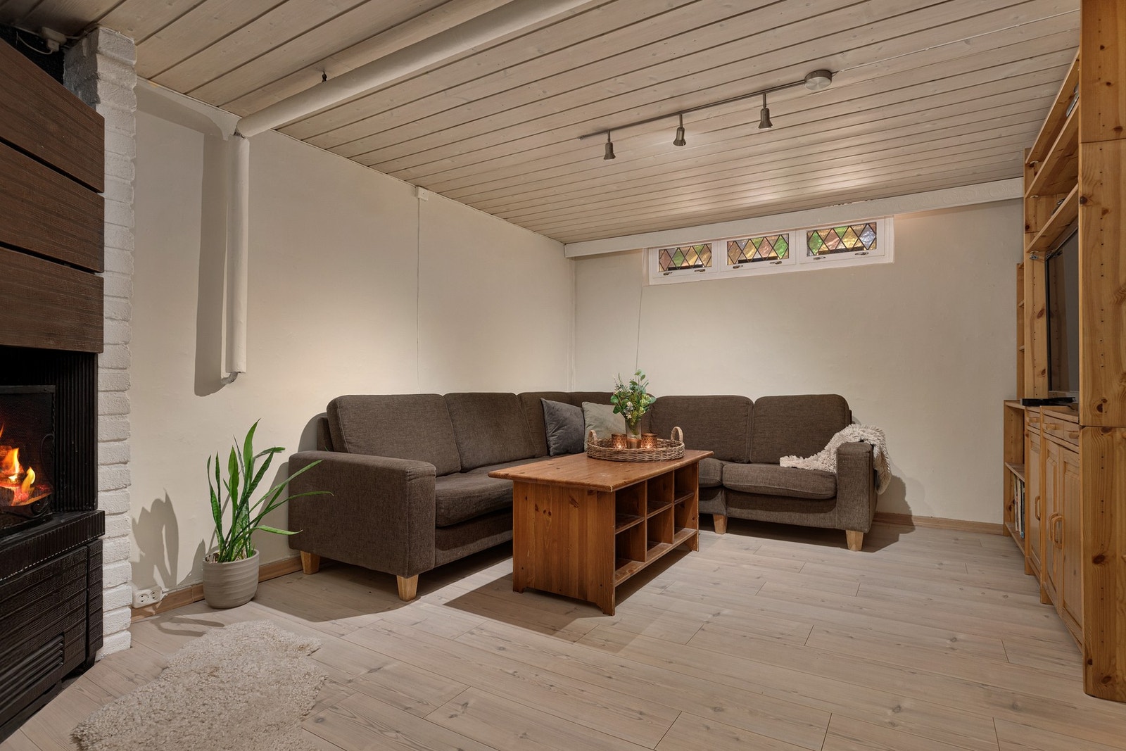 Fin kjellerstue som innbyr til lek og moro for både store og små. Her har du god plass til sofagruppe og TV-møblement. Kjellerstuen er ikke godkjent for varig opphold. Galleribilde
