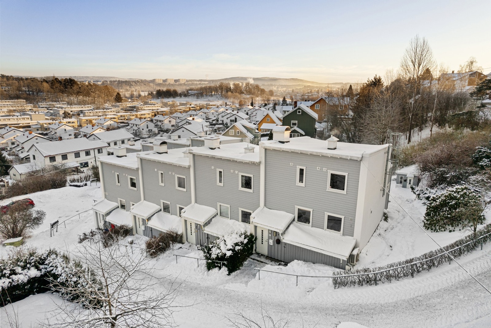 Rekkehuset ligger høyt i terrenget, noe som gir et godt overblikk over nærområdet. Galleribilde