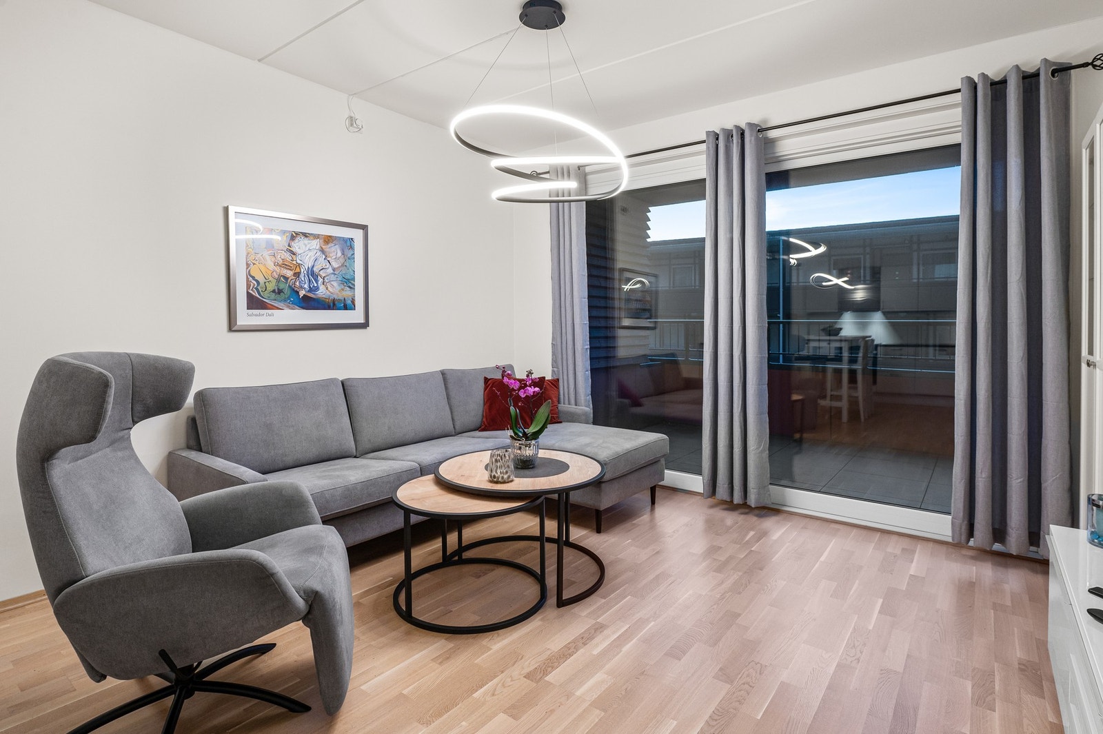 Store vindusflater slipper inn rikelig med dagslys. Galleribilde