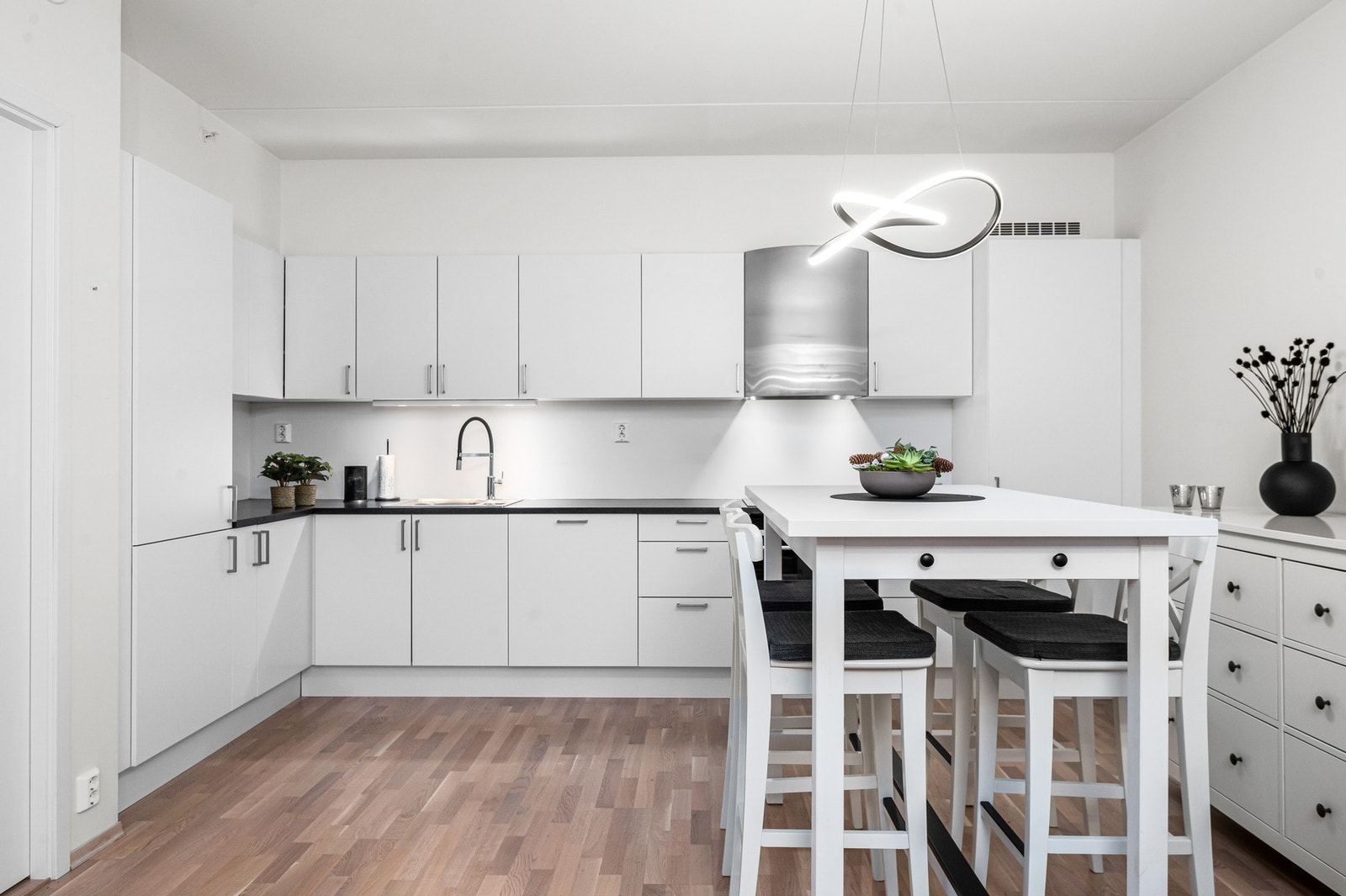 Her har du integrert kjøl/fryseskap, oppvaskmaskin, platetopp og stekeovn. Galleribilde