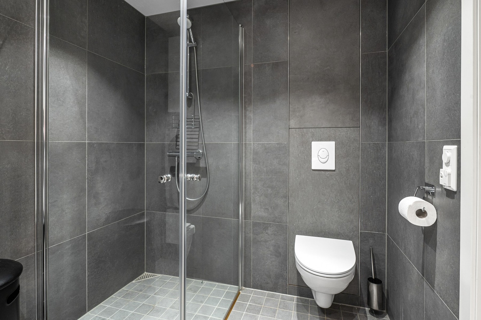 Badet er utstyrt med vegghengt wc, innfellbare dusjdører og opplegg for vaskemaskin. Galleribilde