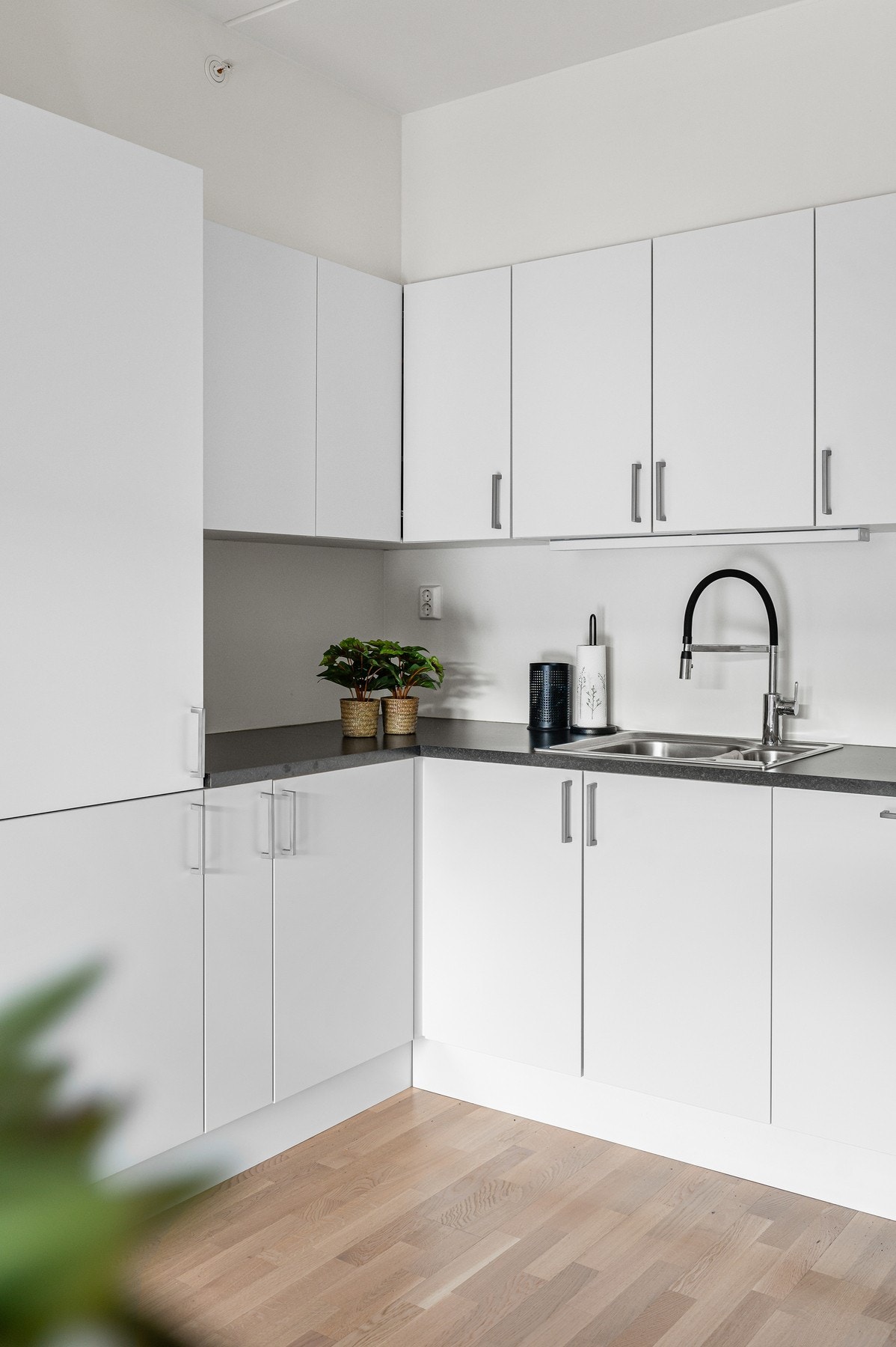 Du har rikelig med skapplass og benkplass. Galleribilde