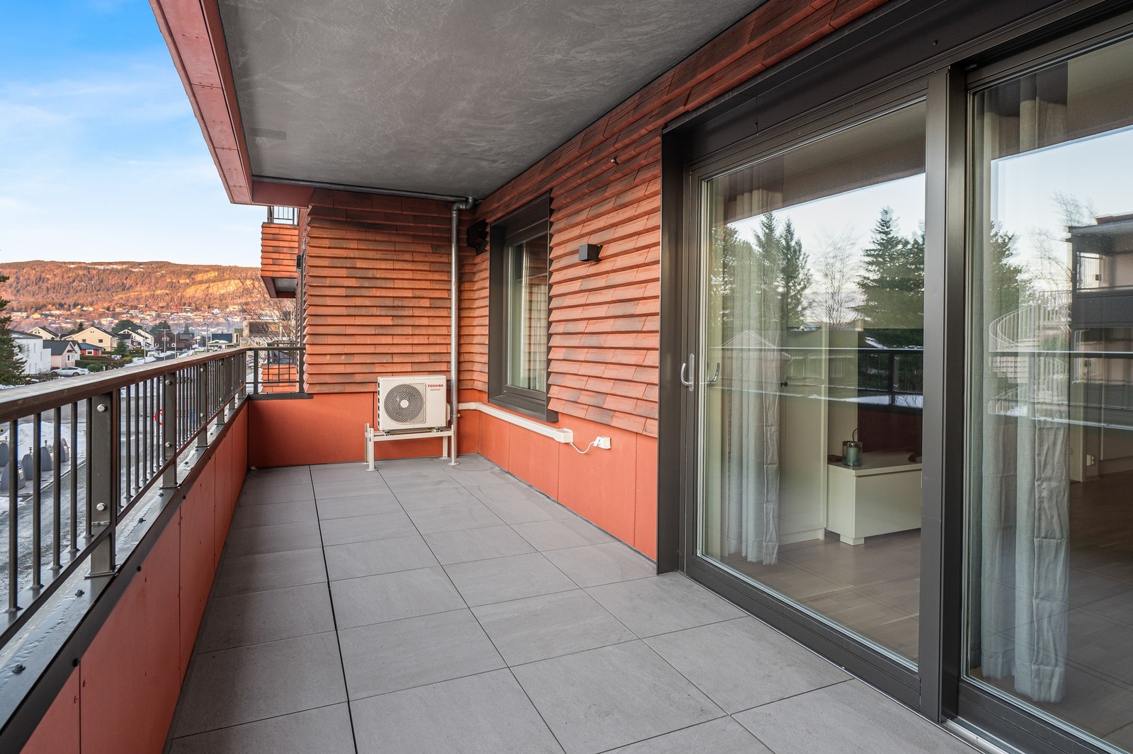 Romslig vestvendt balkong på 17 kvm. Galleribilde