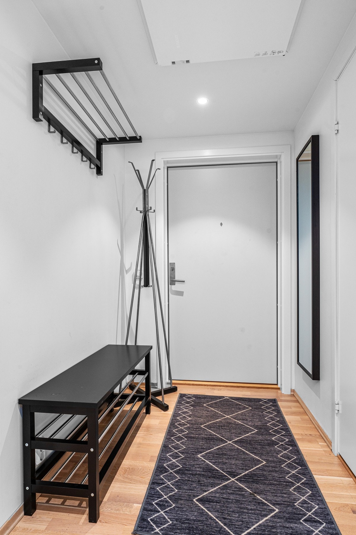 Du har god plass til sko og ytterjakker. Galleribilde