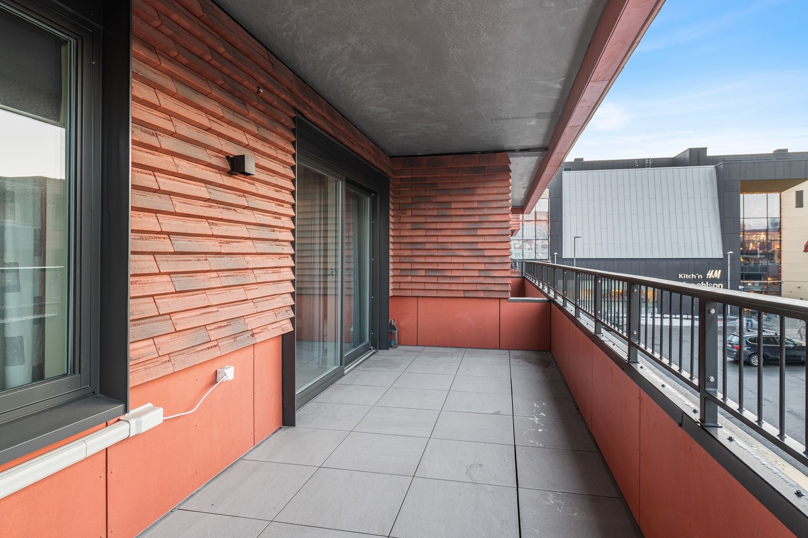 Det er god plass til ønsket utemøblement på balkongen. Galleribilde