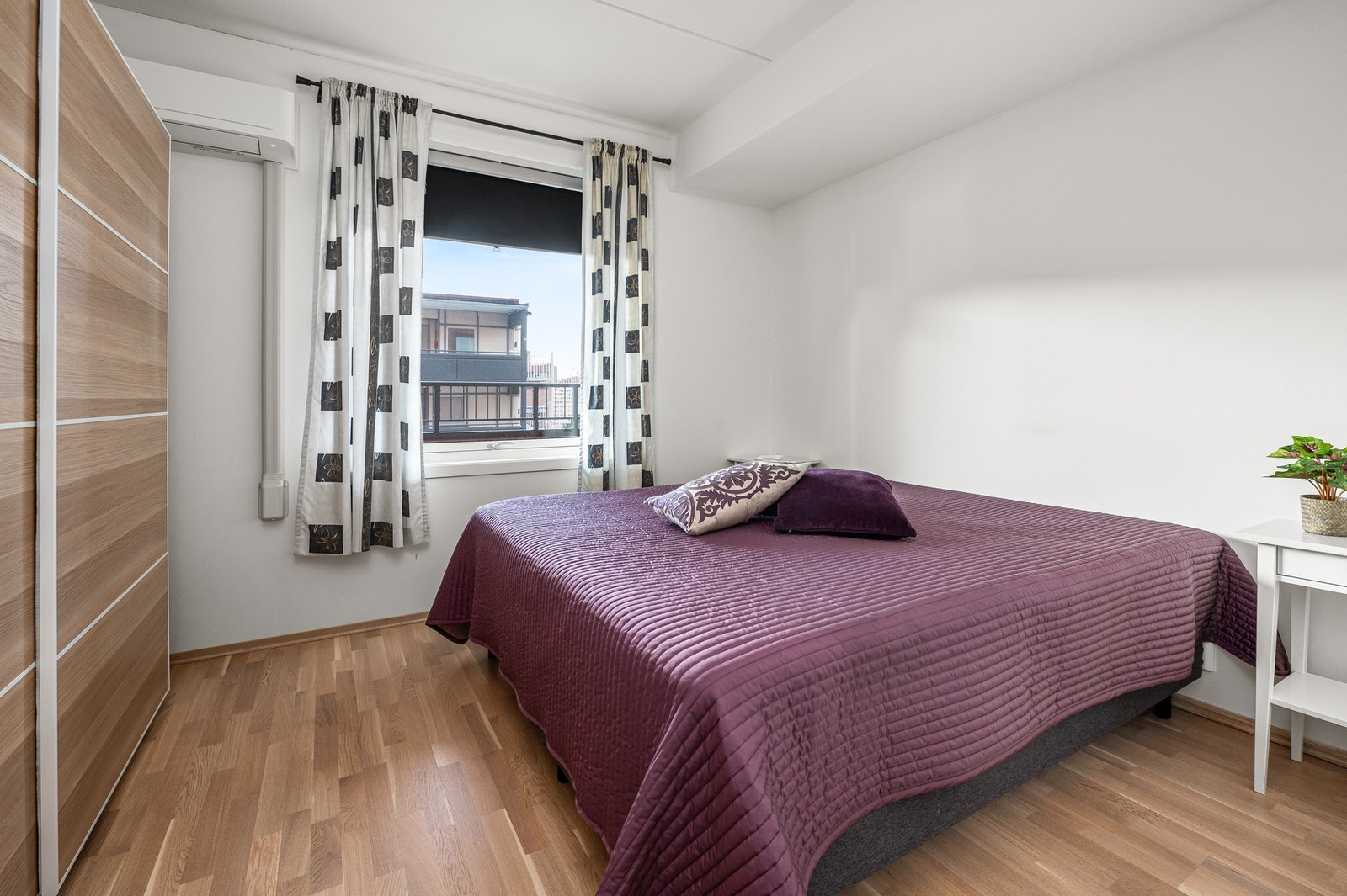 Romslig soverom på 10,5 kvm. Galleribilde