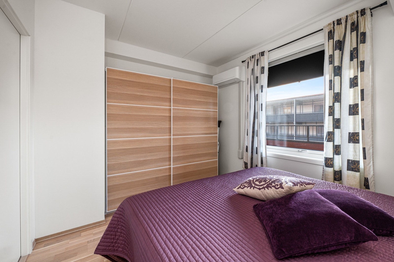 Her har du god plass til stor seng og stort garderobeskap. Galleribilde