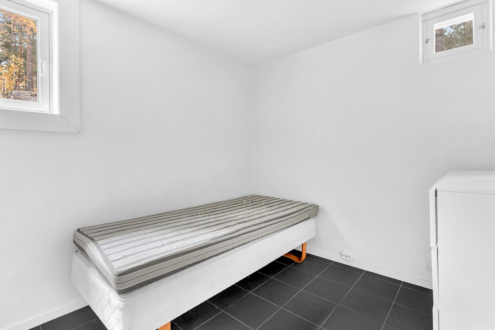Soverom i 1. etasje. Vindu er plassert over 1 meter fra gulvet. For at dette skal være godkjent rømningsvei må det plasseres og veggfestes stige/trappetrinn under vinduet. Galleribilde