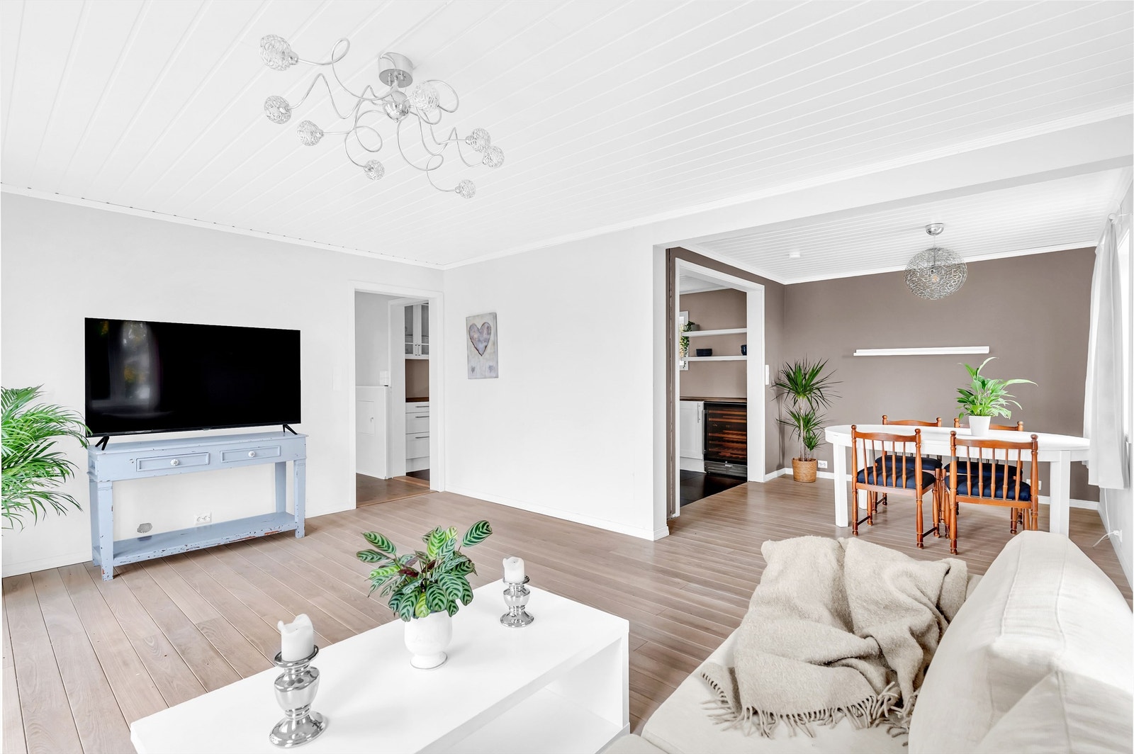 Stuen er romslig og kan møbleres med både sofagruppe og spisebord. Galleribilde