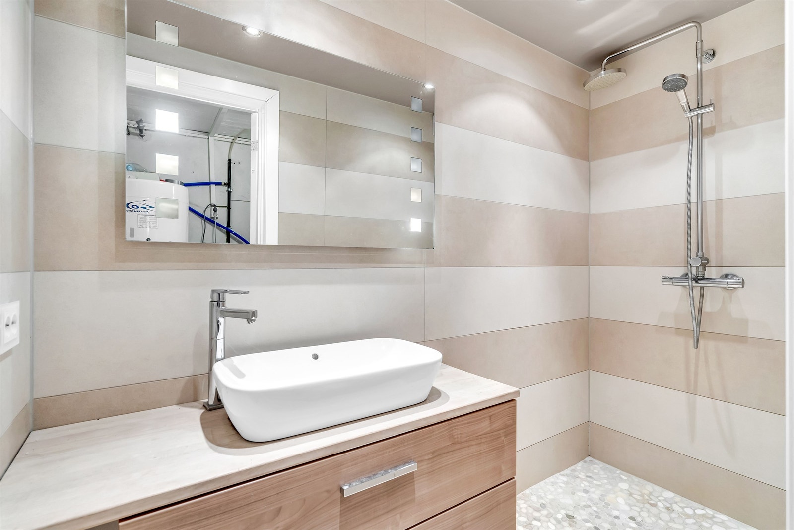 Innbydende bad med flis på både gulv og vegg. Galleribilde