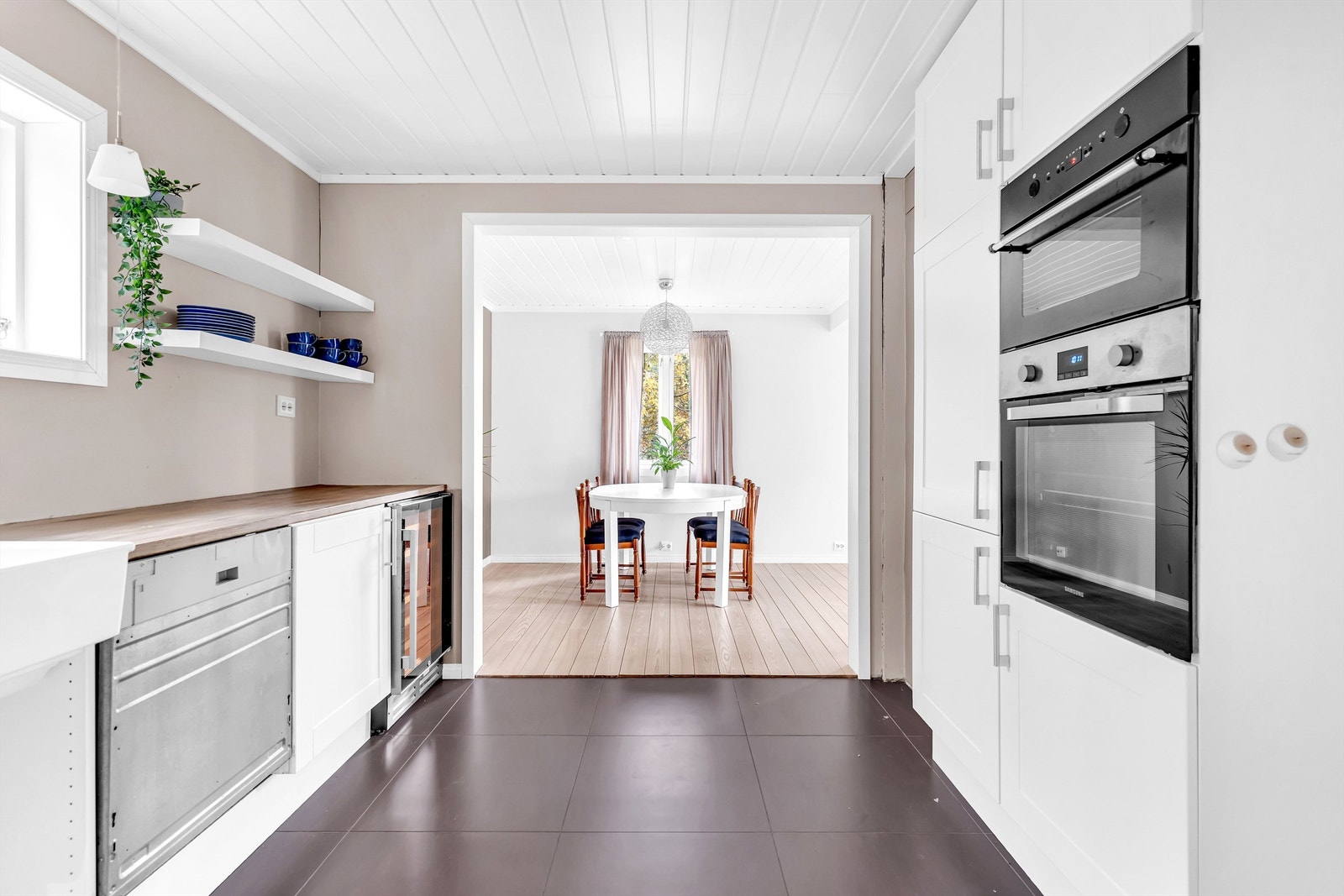 Kjøkkenet er i en delvis åpen løsning med stuen. Galleribilde